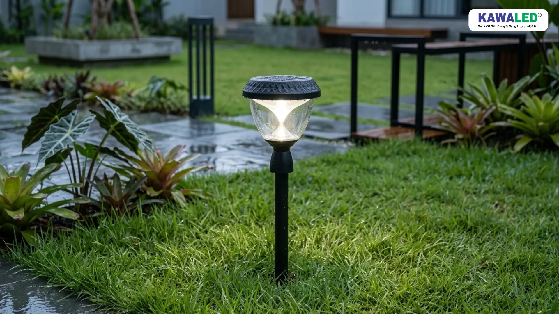 đèn cắm cỏ năng lượng mặt trời hoạt động mùa mưa