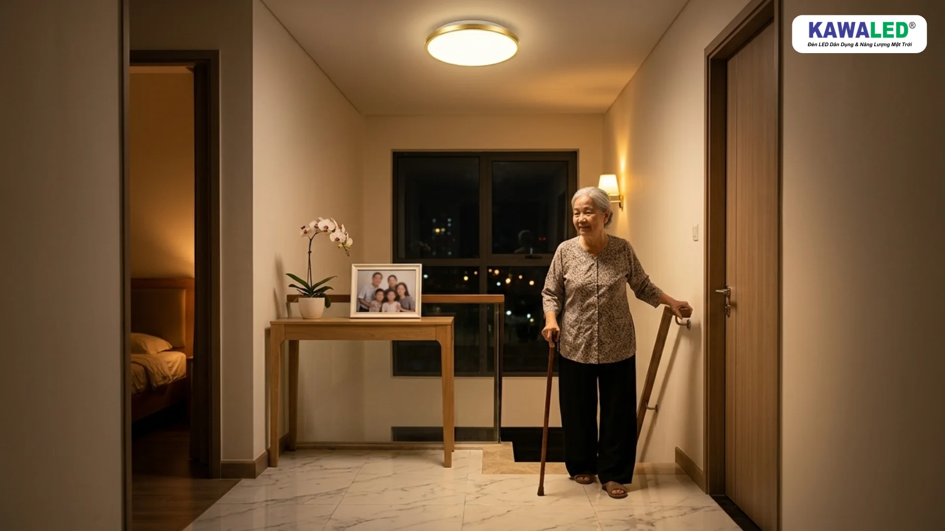 đèn led cảm ứng giúp người lớn tuổi đi lại an toàn ban đêm