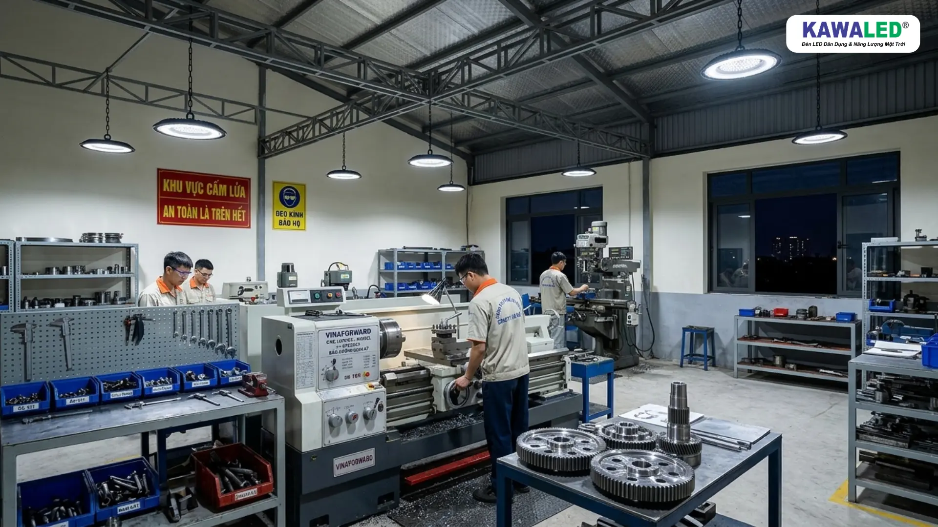 Đèn led nhà xưởng hoạt động ổn định trong xưởng cơ khí nhiều máy móc