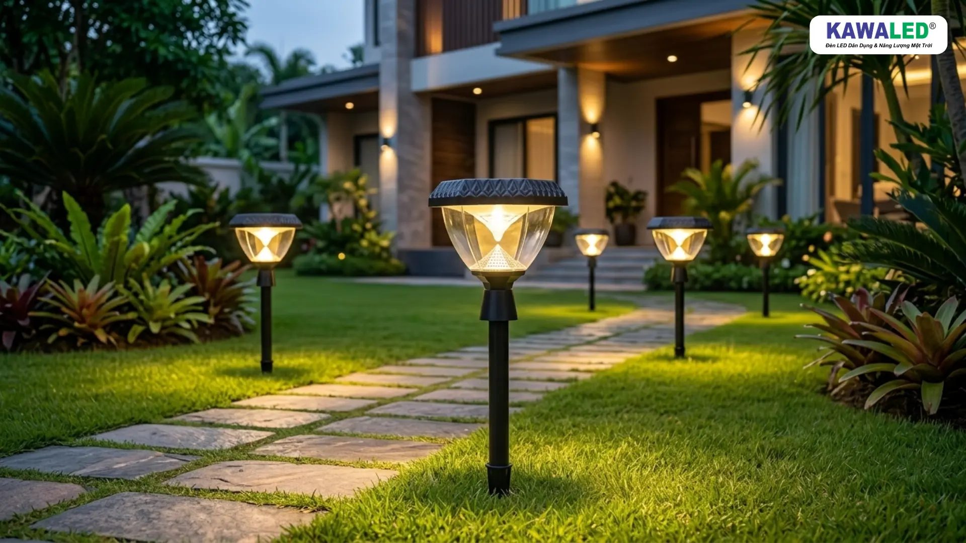 đèn năng lượng mặt trời sân vườn ánh sáng vàng