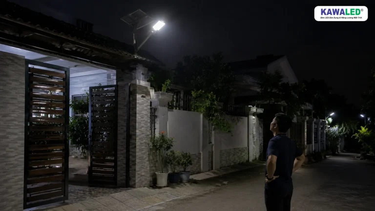 đèn năng lượng mặt trời ngoài trời sáng yếu sau thời gian sử dụng