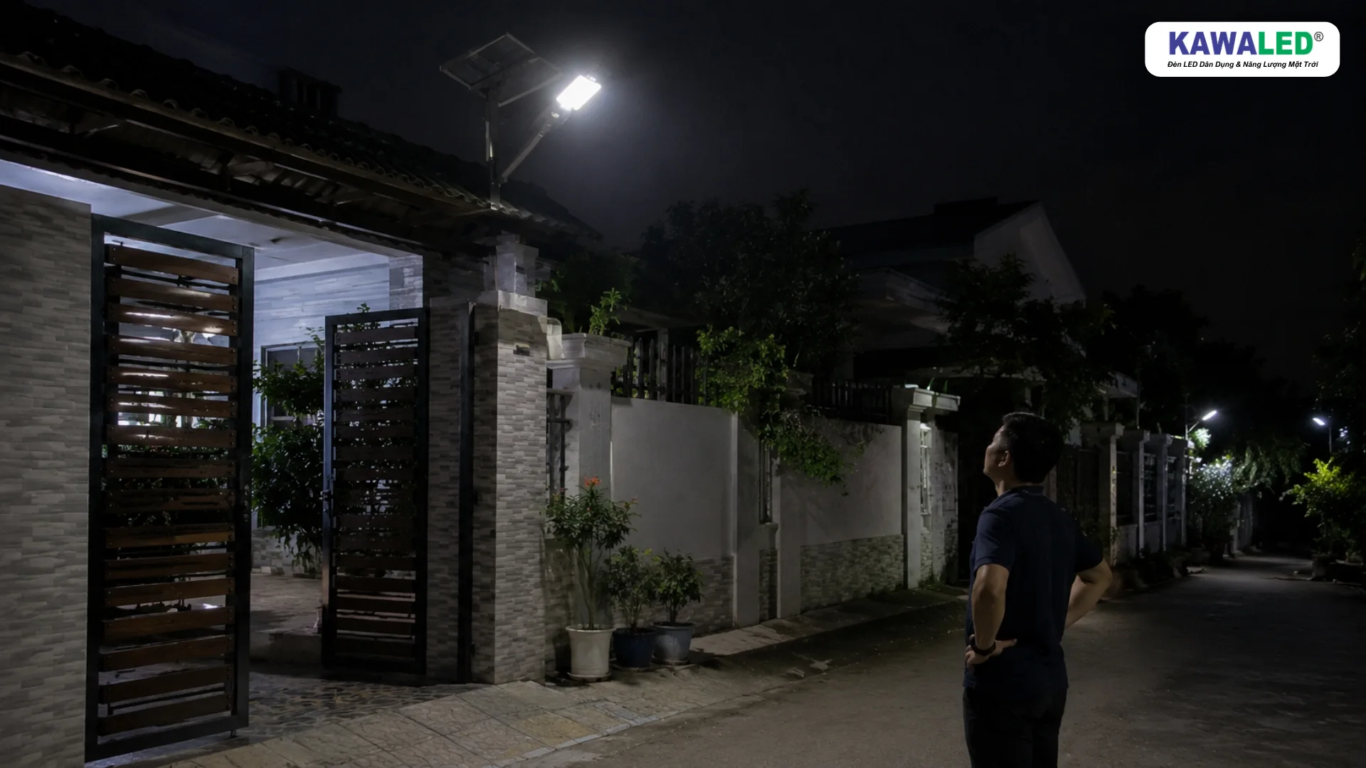 đèn năng lượng mặt trời ngoài trời sáng yếu sau thời gian sử dụng