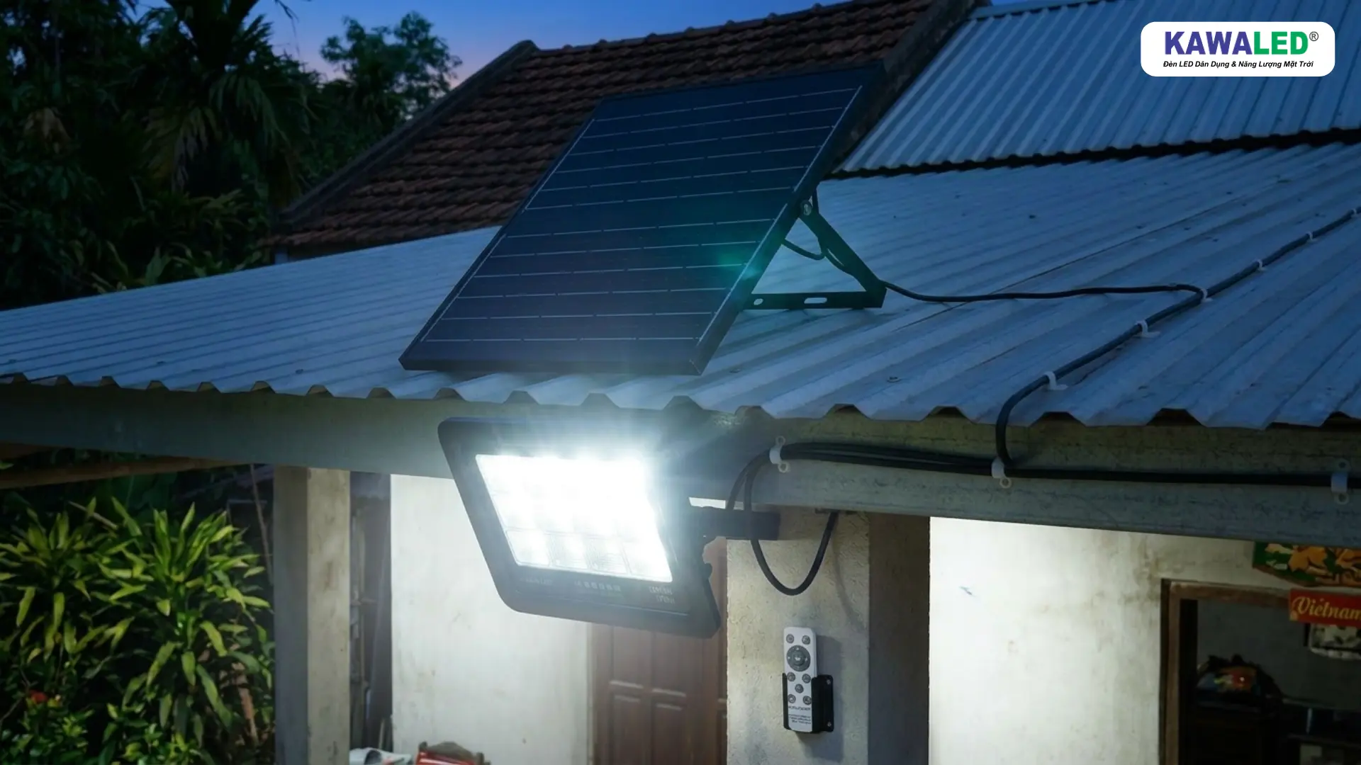 Đèn năng lượng mặt trời tấm pin rời KAWALED lắp trên mái nhà