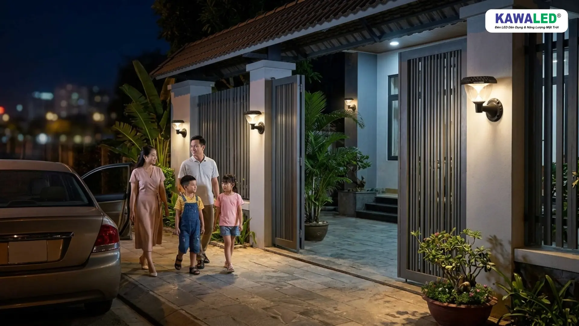 Gia đình đi về buổi tối với hệ thống đèn ngoài trời tự động bật sáng