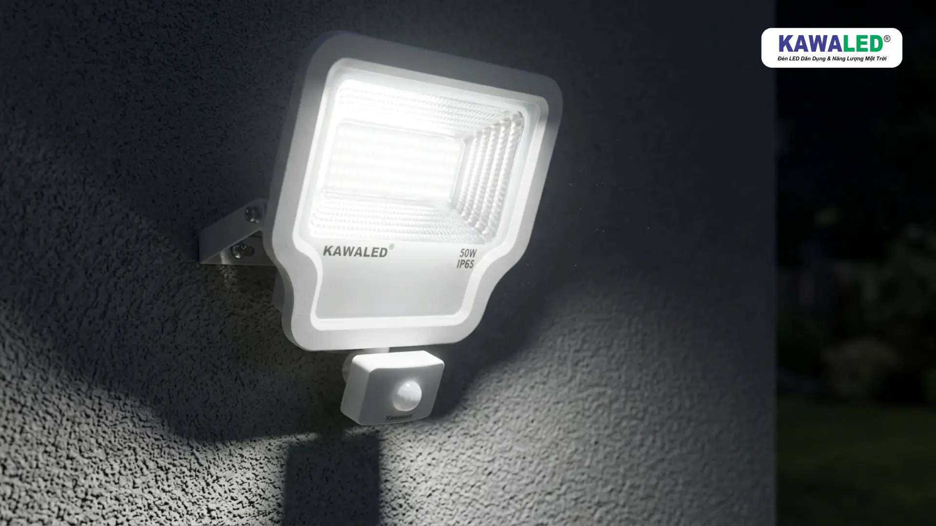 Cận cảnh đèn pha cảm ứng FL1S 50W của KAWALED lắp ngoài trời