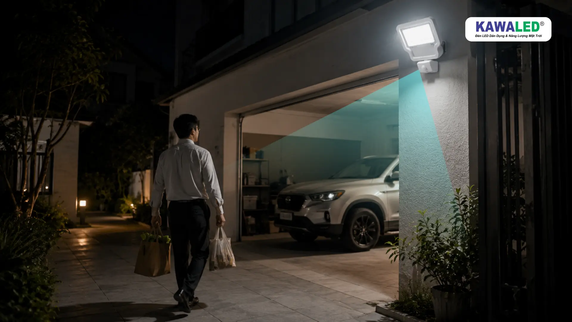 Đèn pha led cảm ứng FL1S tự bật sáng khi người đàn ông đi vào garage