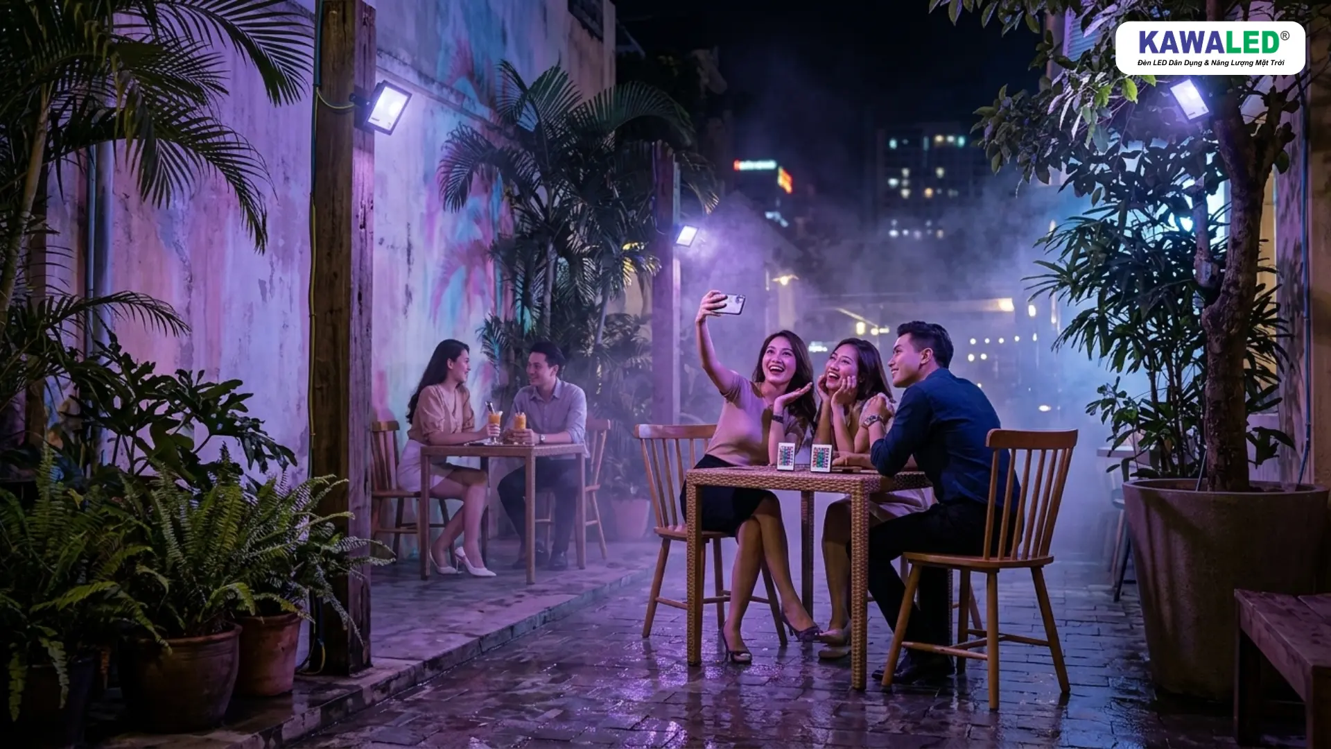 Đèn pha led đổi màu RGB giúp quán cafe trở nên nổi bật và thu hút khách chụp hình