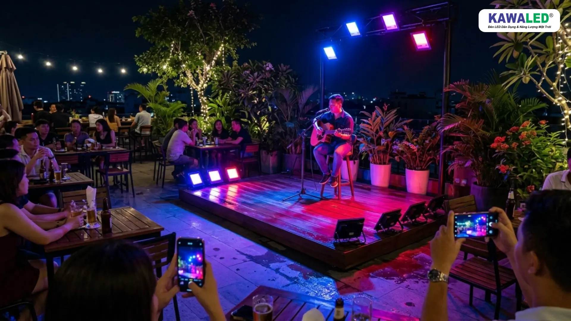 Sân khấu mini rooftop sử dụng đèn pha led RGB đổi màu ngoài trời