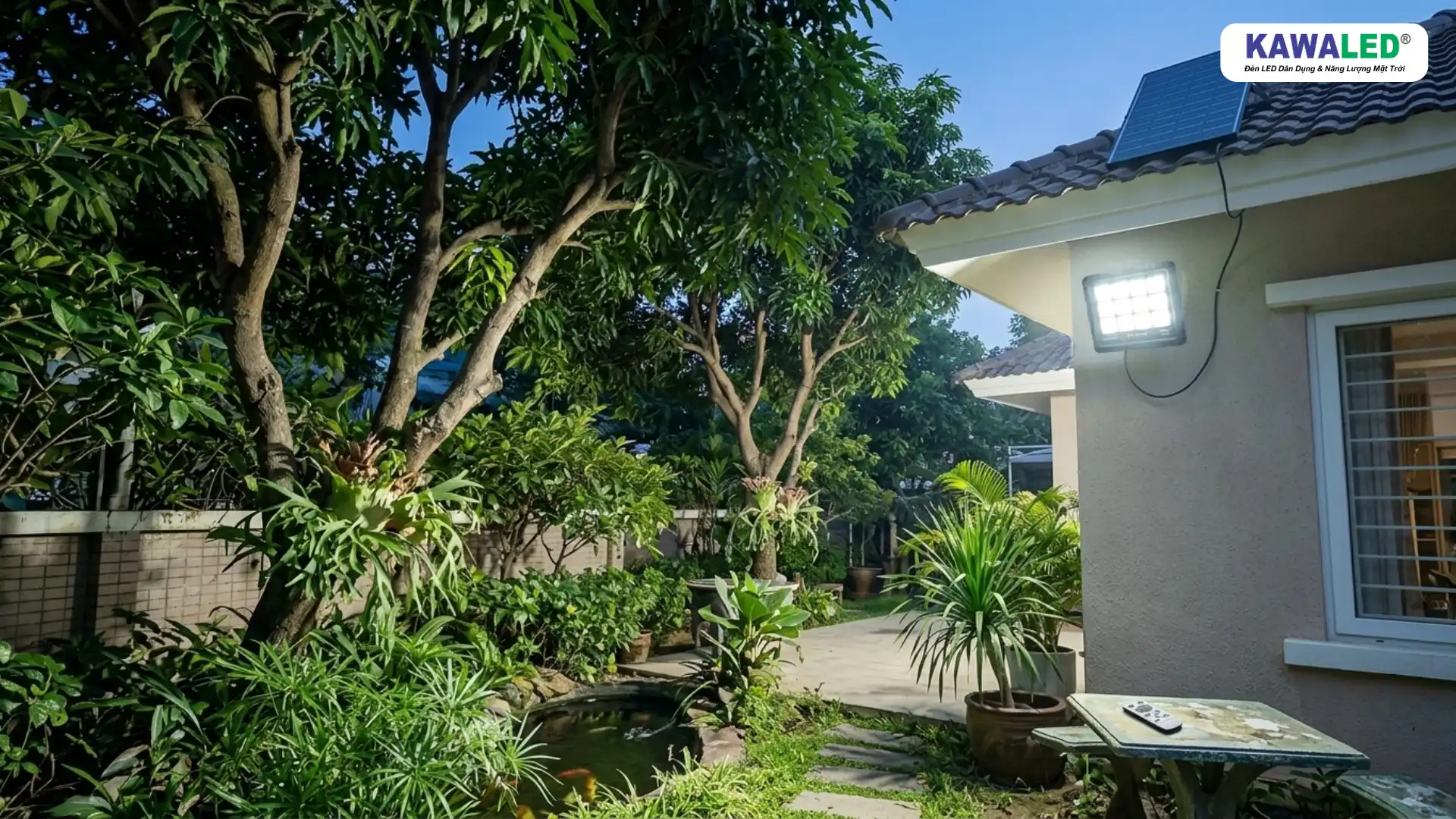 Đèn pha năng lượng mặt trời KAWALED chiếu sáng sân vườn nhiều cây xanh