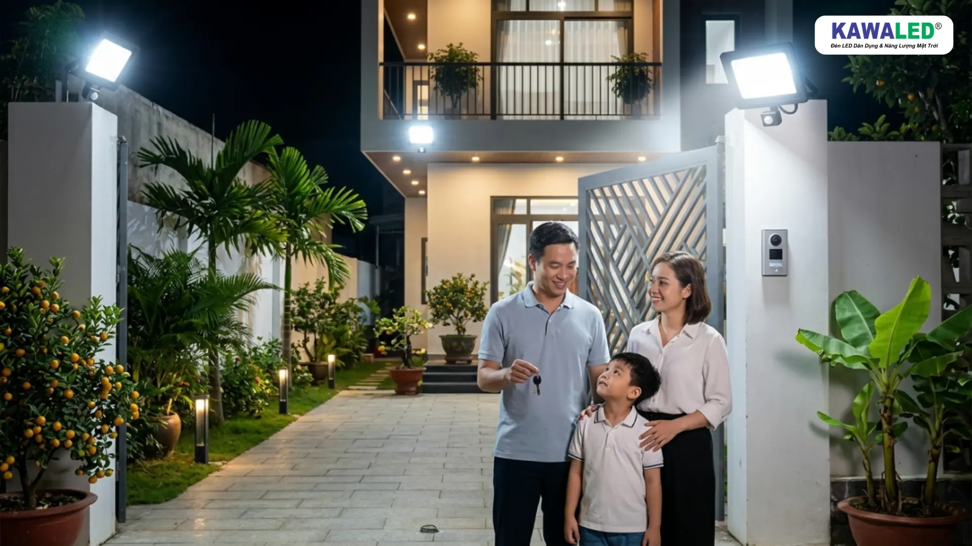 Gia đình sử dụng đèn cảm ứng ngoài trời giúp sân nhà sáng và an toàn hơn