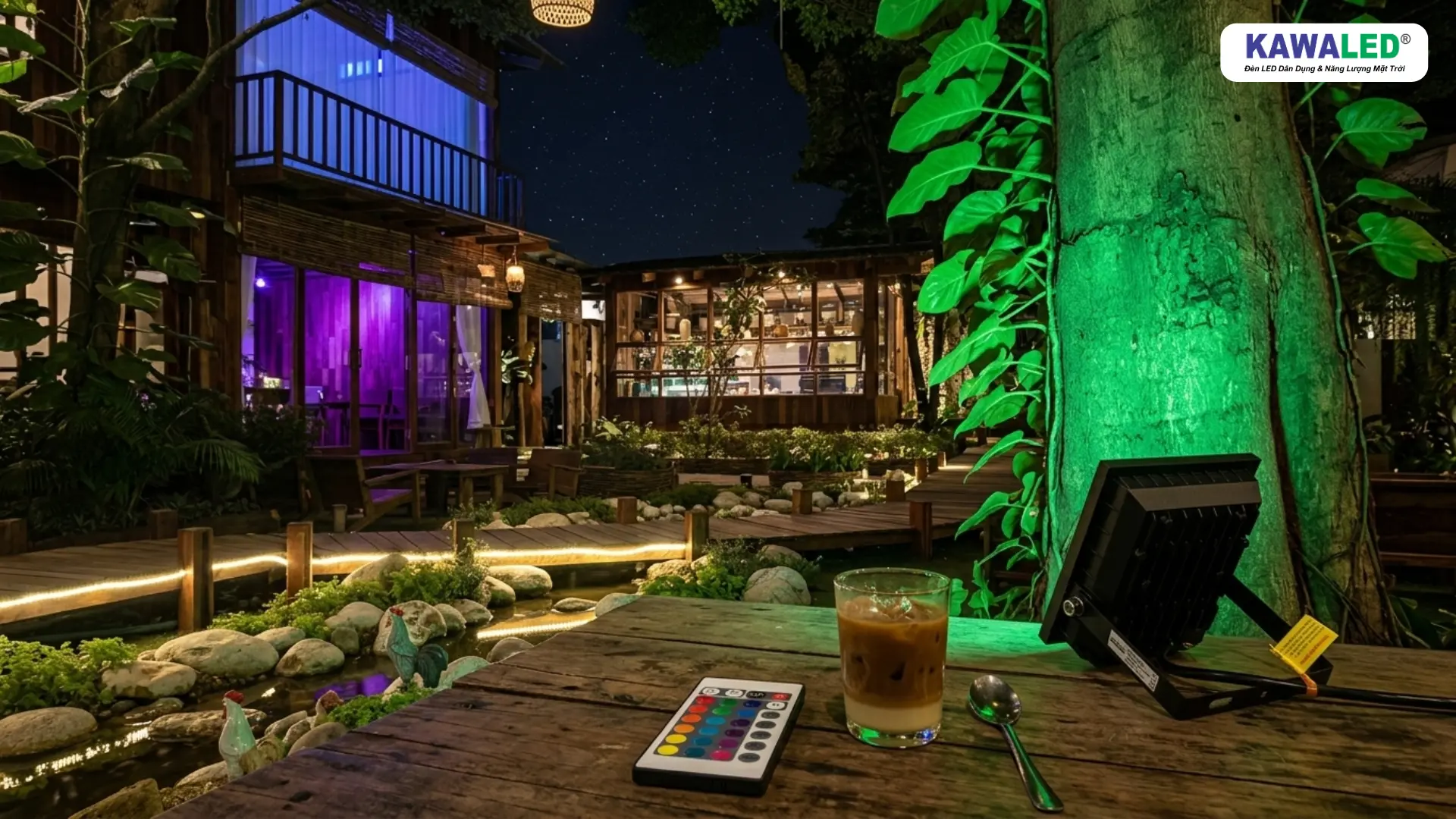 Khách trẻ check-in tại quán cafe decor bằng đèn pha led đổi màu