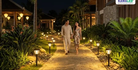 Cặp đôi đi dạo trong resort với đèn dẫn lối sân vườn