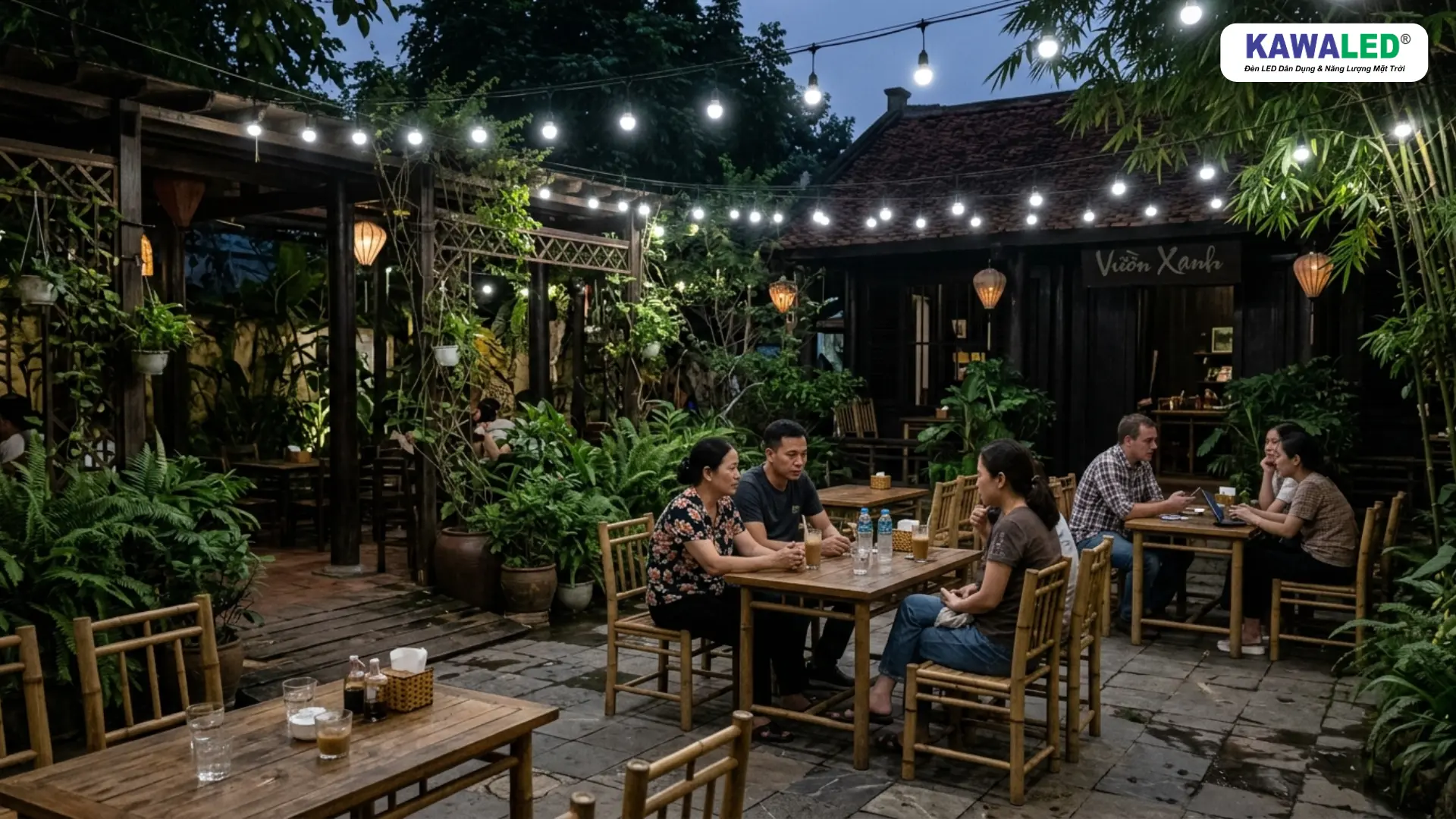 Quán cafe sân vườn buổi tối sử dụng ánh sáng trắng đơn điệu khiến không gian thiếu điểm nhấn