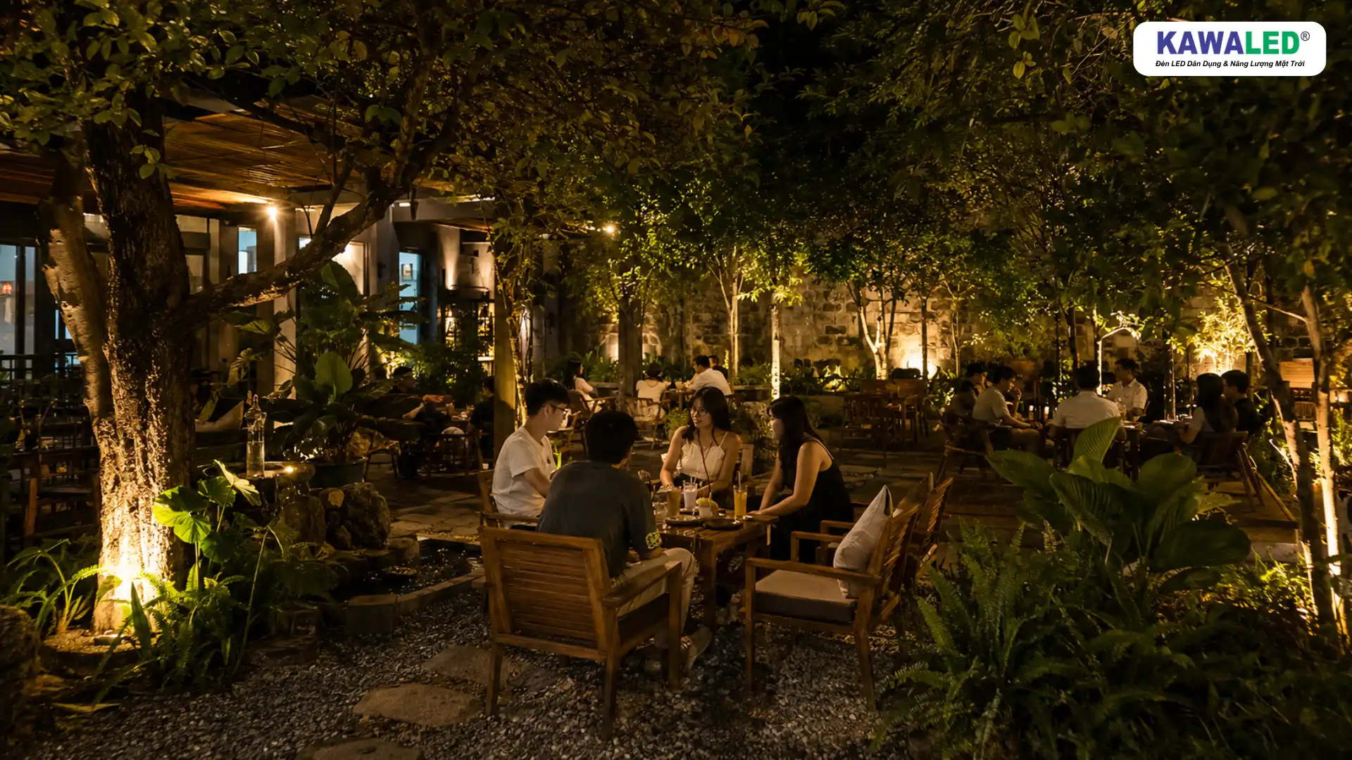 Quán café sân vườn sử dụng ánh sáng vàng ấm tạo cảm giác thư giãn ban đêm