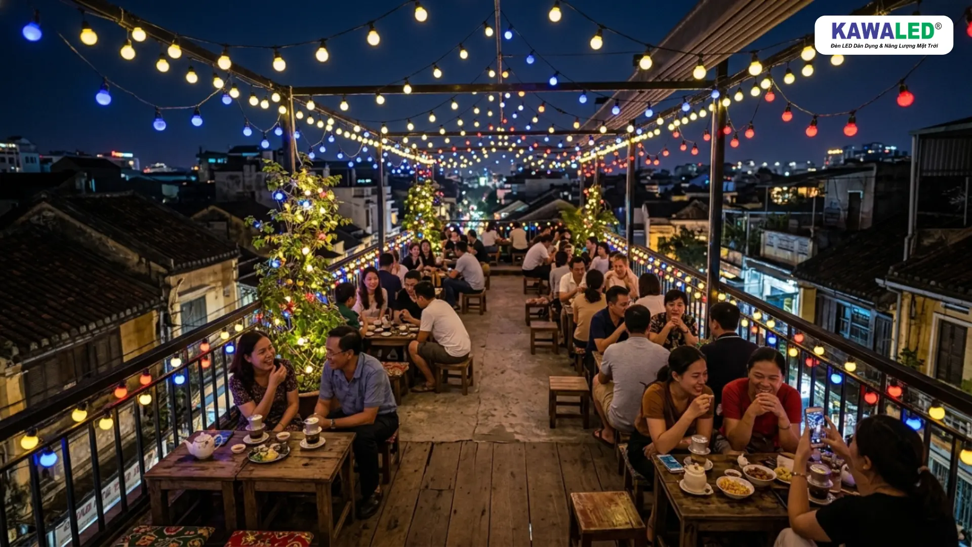 Rooftop café sử dụng bóng đèn led trang trí nhiều màu ngoài trời