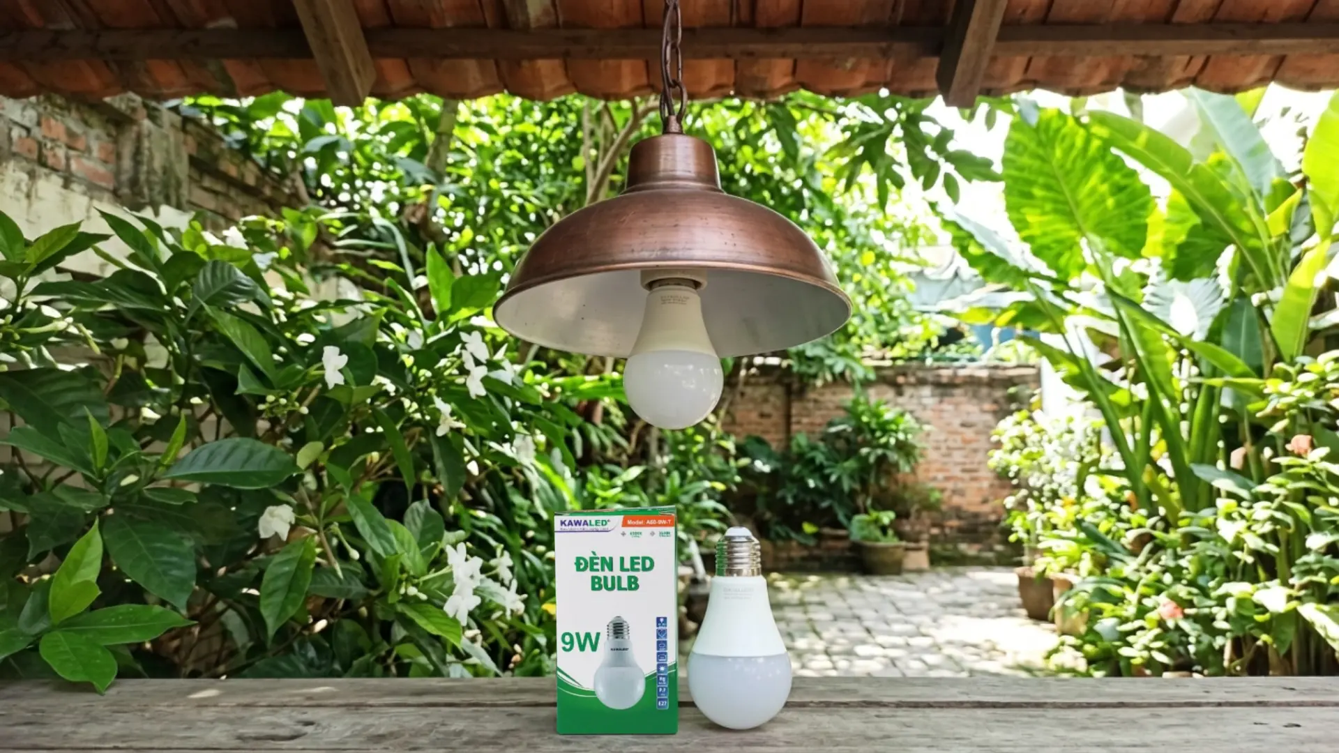 Sản phẩm đèn led bulb KAWALED đặt trong không gian sân vườn thực tế