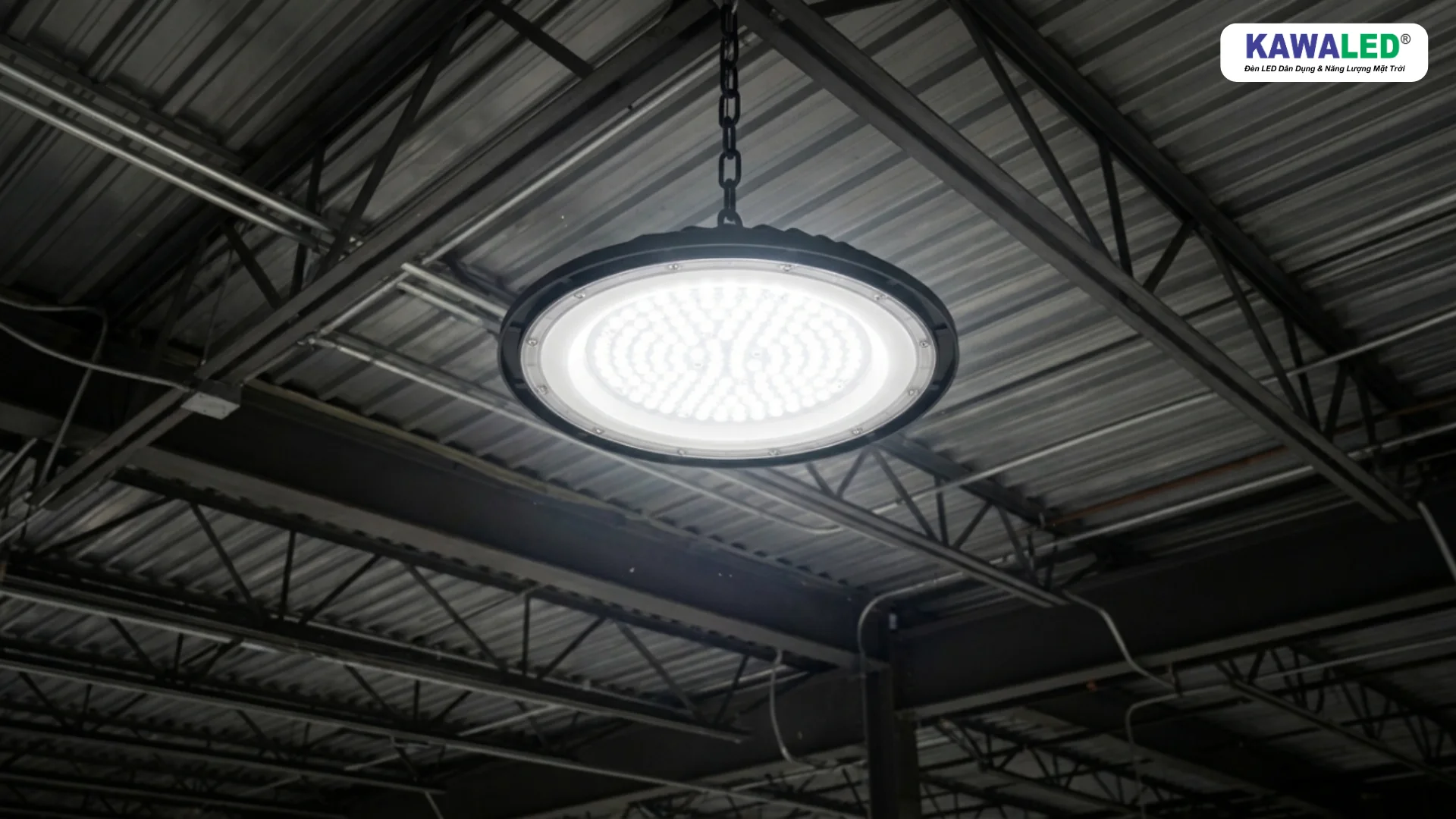 Đèn LED Highbay HB1 KAWALED lắp trên trần nhà xưởng, chiếu sáng trắng rõ và ổn định