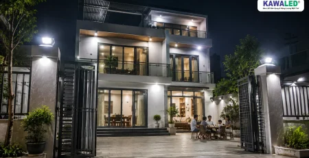 Đèn pha ngoài trời chiếu sáng biệt thự hiện đại vào ban đêm
