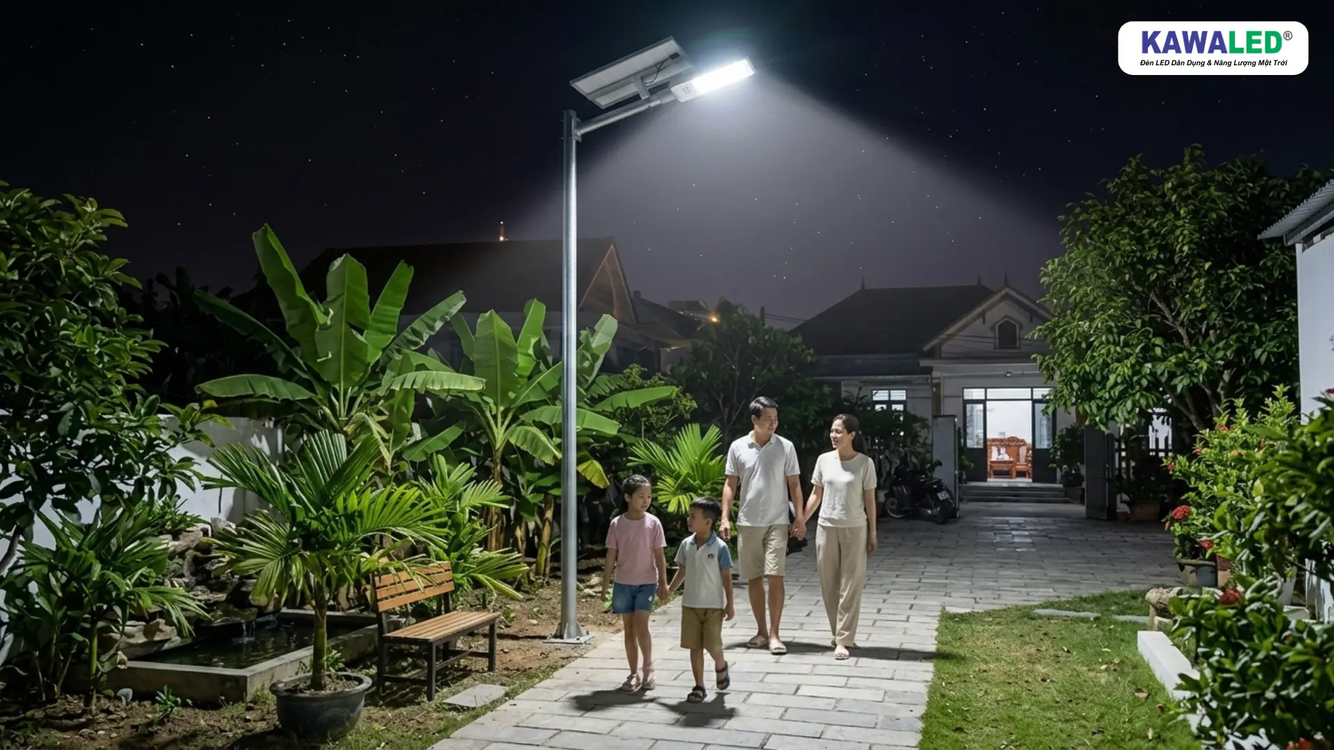 Gia đình đi dạo trong sân vườn được chiếu sáng bởi đèn đường năng lượng mặt trời