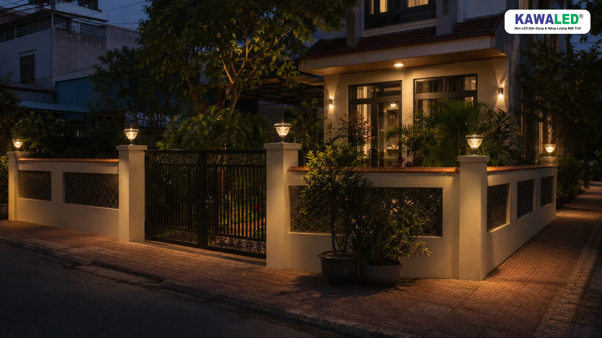 Đèn trụ hàng rào năng lượng mặt trời lắp tại cổng và các góc hàng rào nhà phố