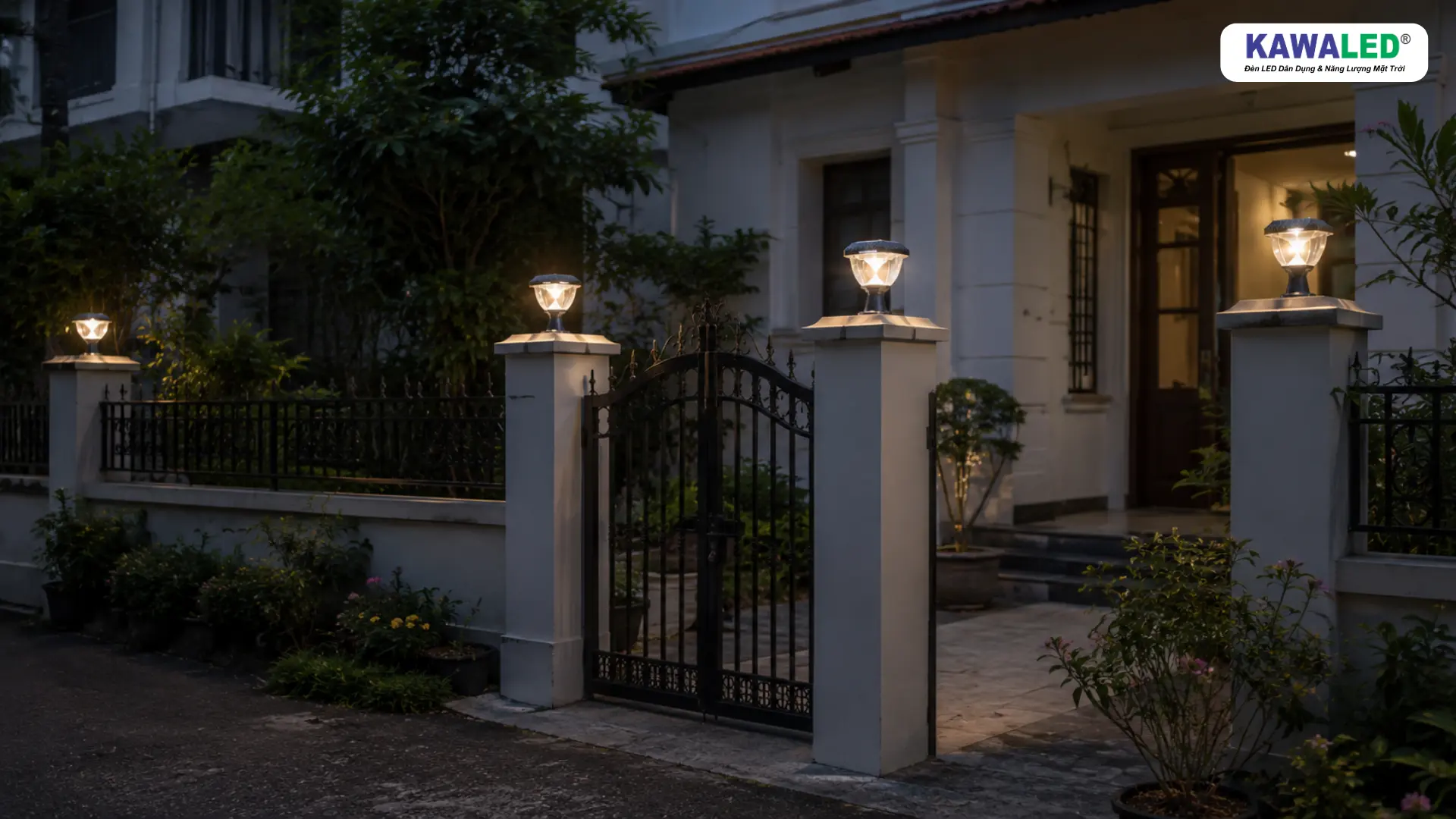 Bốn đèn trụ hàng rào KAWALED bố trí hợp lý tại cổng và góc hàng rào