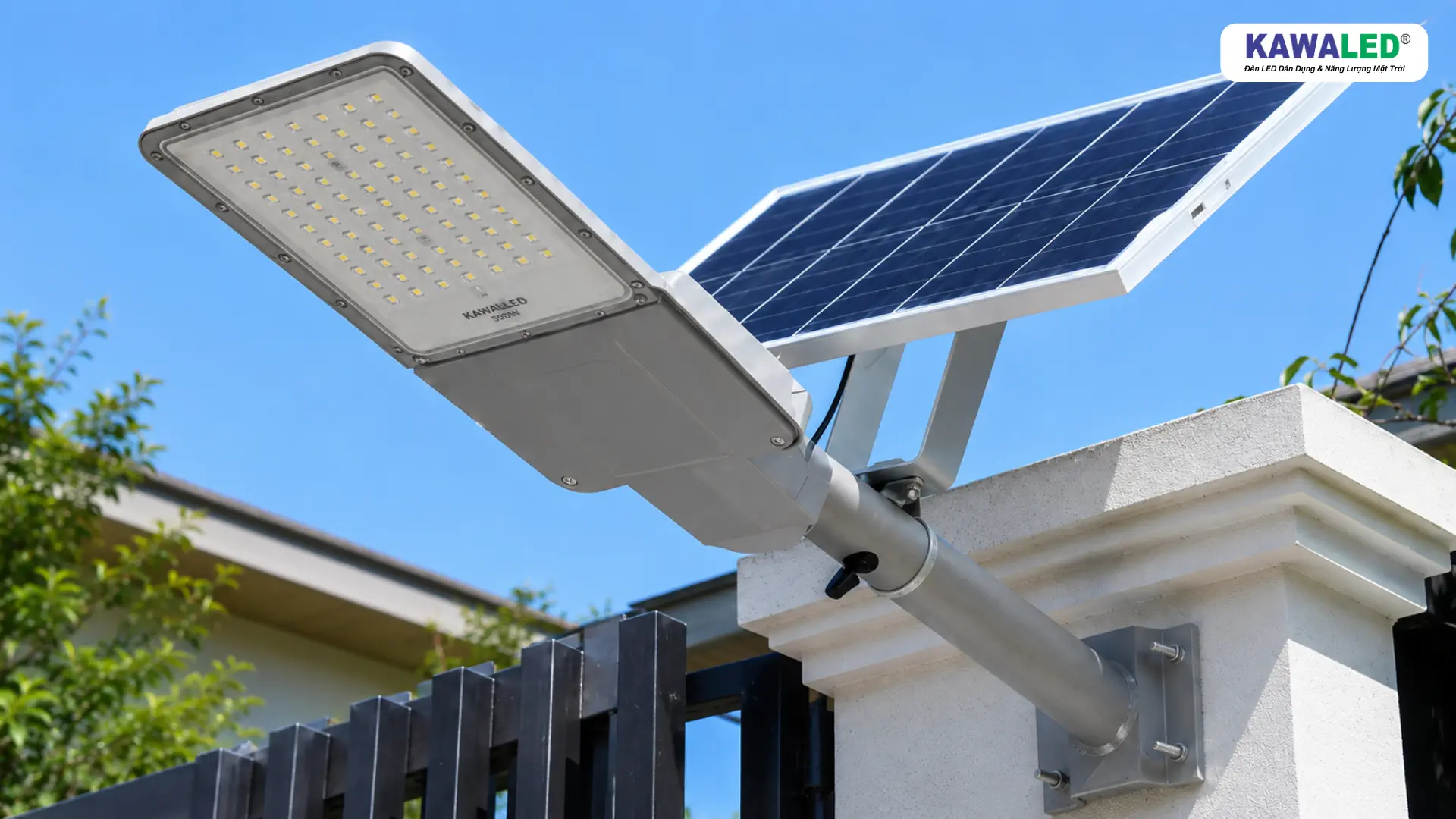 Cận cảnh đèn năng lượng mặt trời KAWALED STL-300W lắp tại cổng nhà