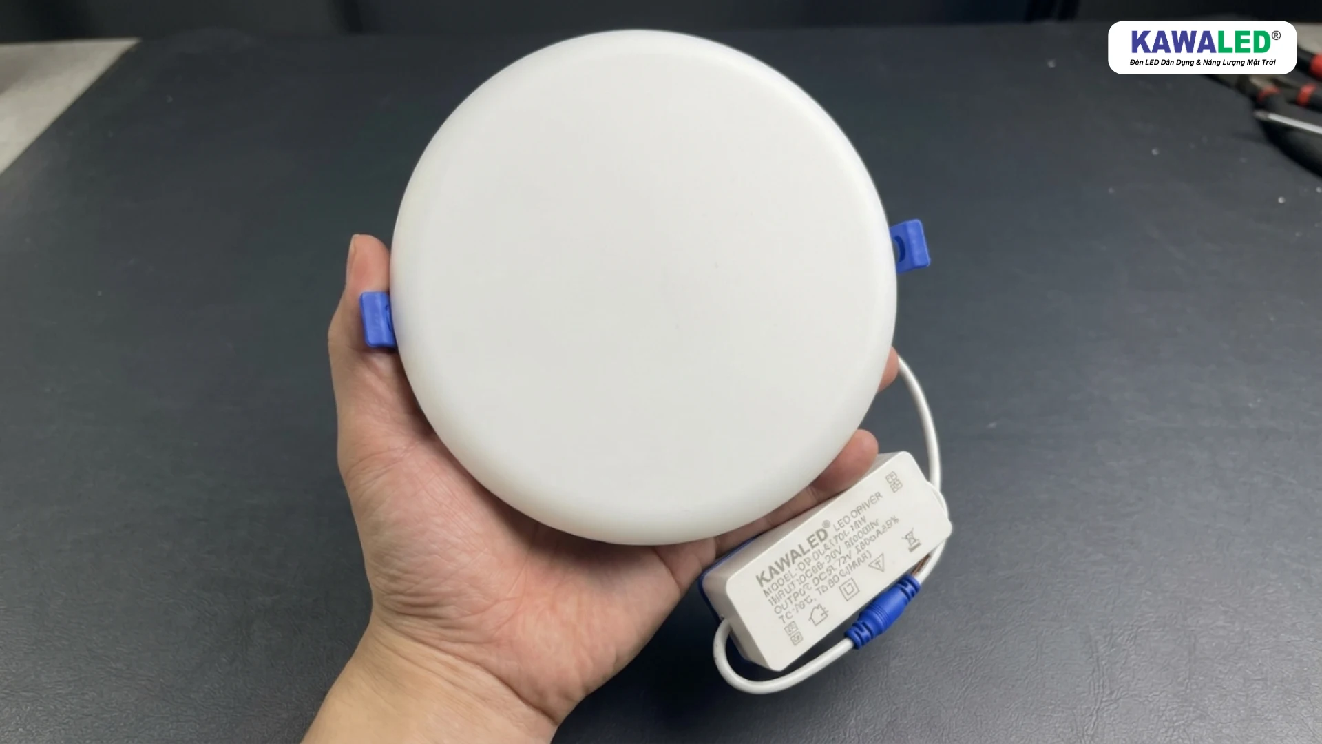 Cận cảnh đèn LED âm trần KAWALED cùng driver rời và tai cài điều chỉnh