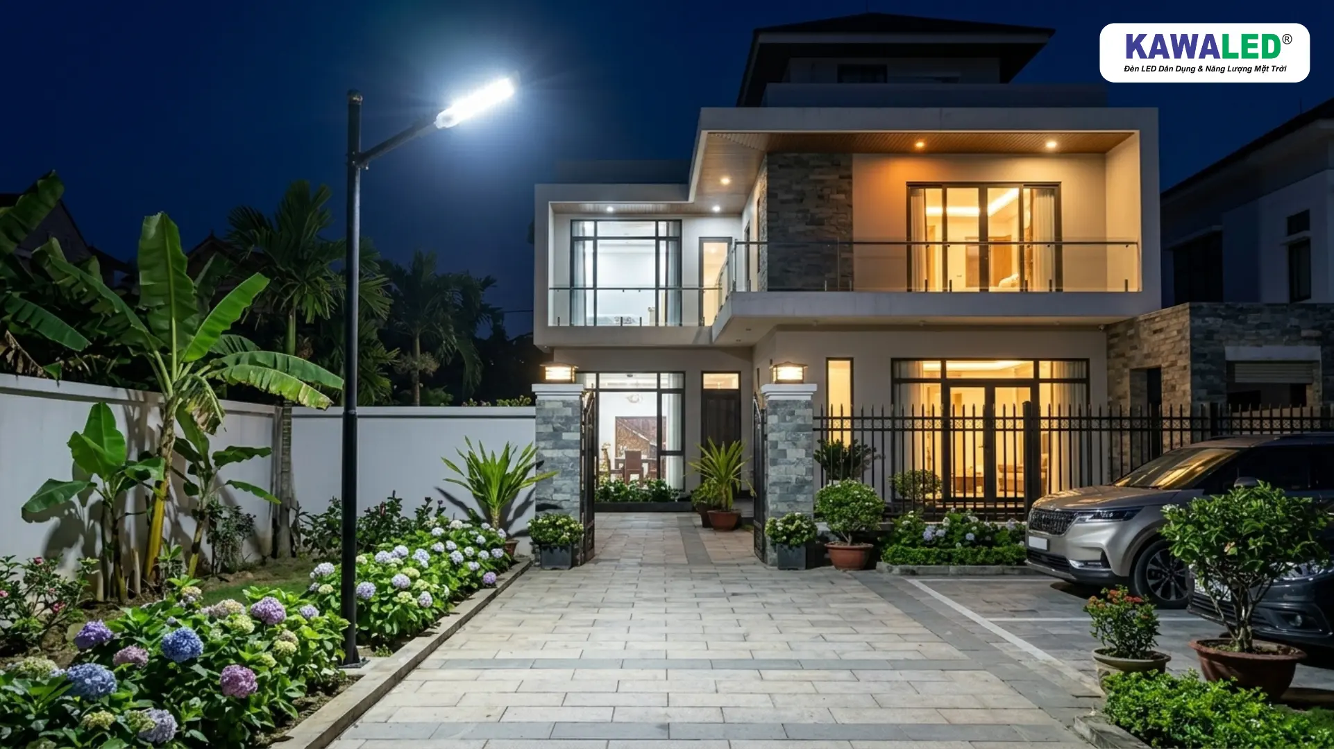 Đèn cảm biến tự động chiếu sáng sân trước nhà khi trời tối