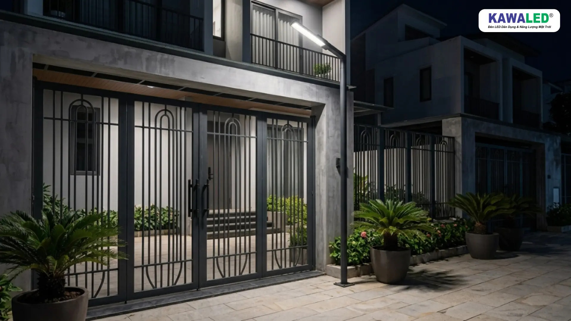 Đèn cảm ứng ánh sáng KAWALED chiếu sáng cổng nhà phố vào ban đêm khi gia đình đi vắng