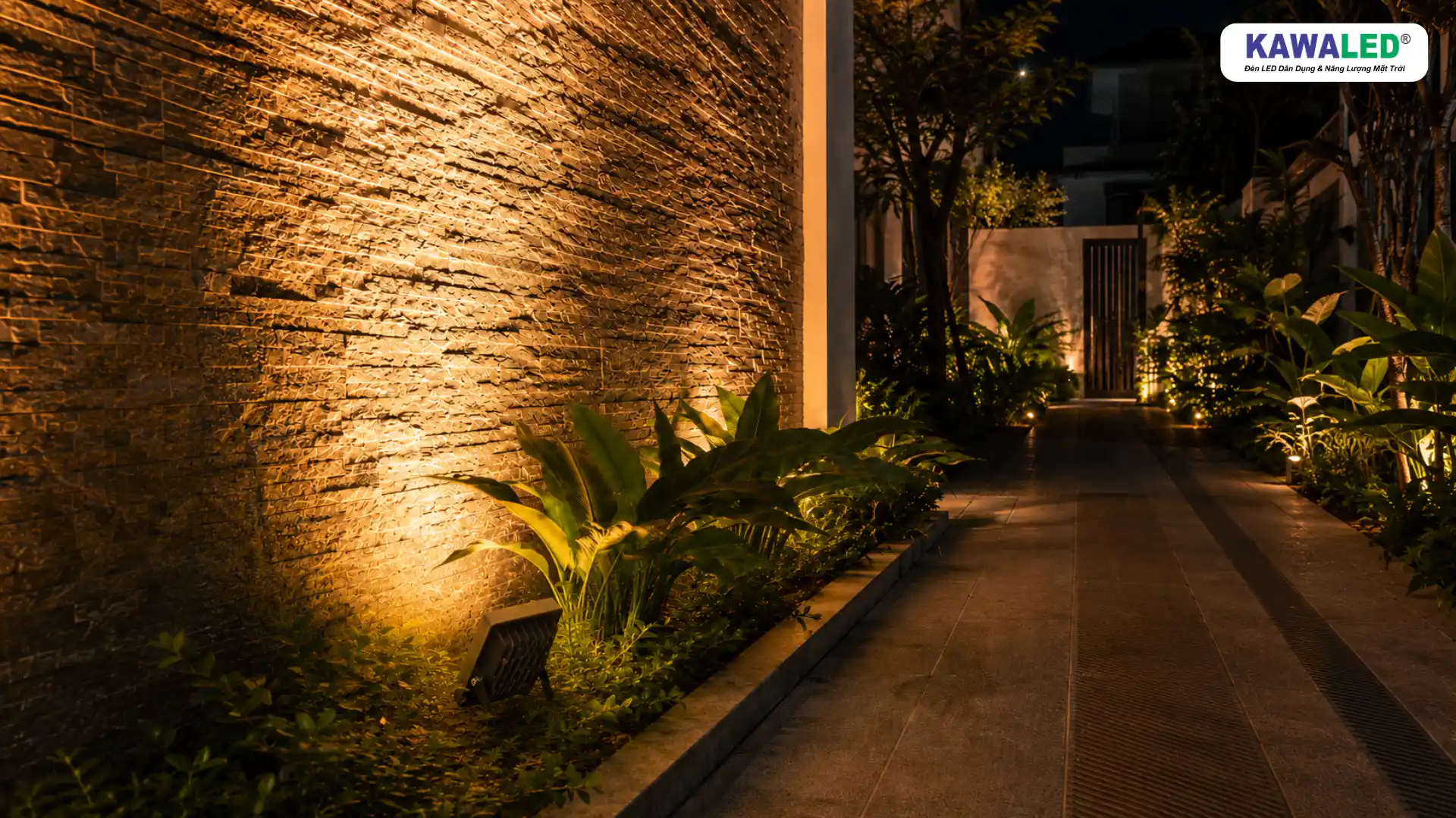 Đèn hắt tường ngoài trời ánh sáng vàng ấm đẹp và hài hòa