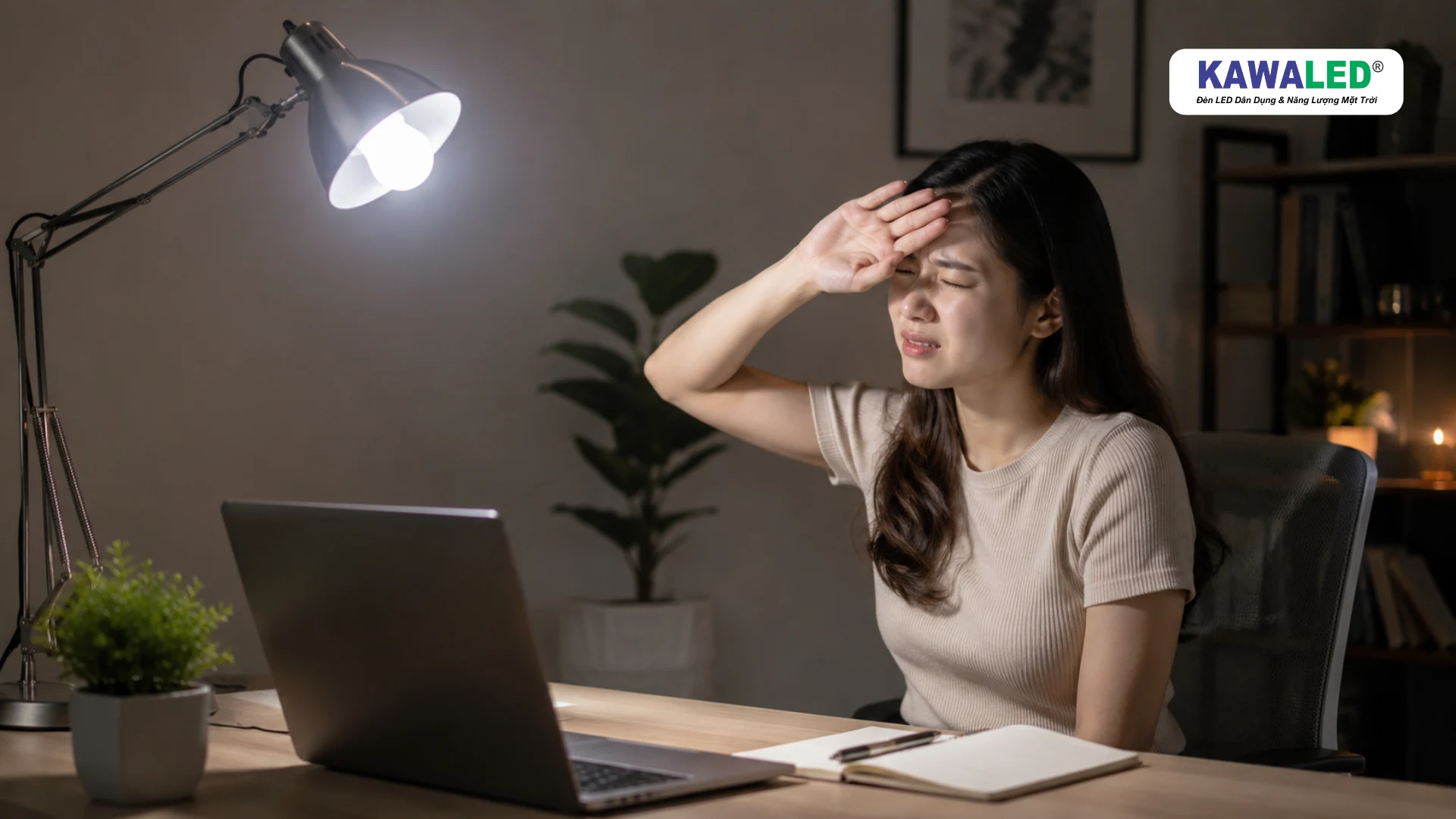 Đèn LED bulb chiếu trực tiếp vào mắt khiến người dùng khó chịu khi làm việc