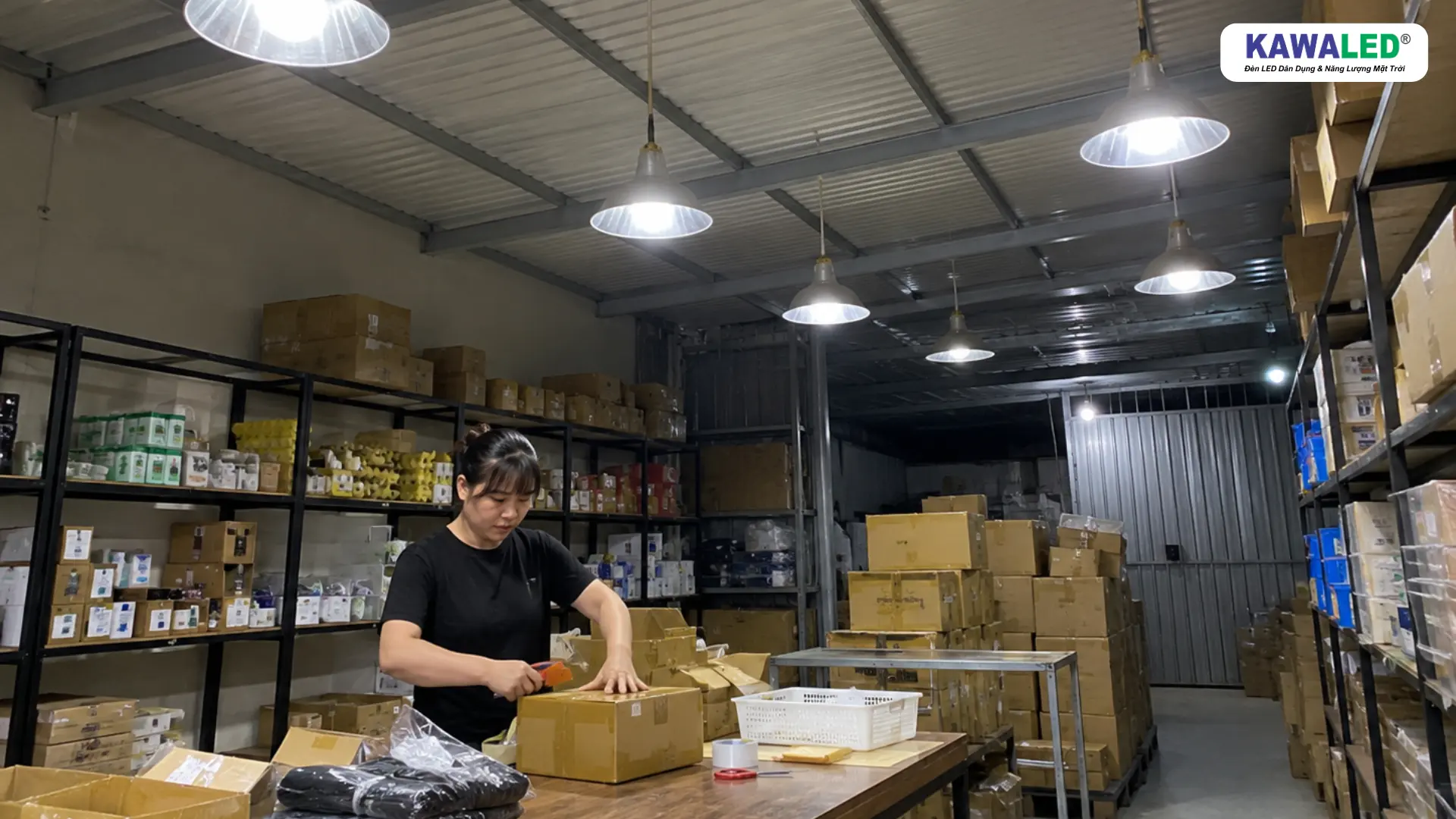 Đèn LED trụ 50W chiếu sáng nhà kho và khu vực đóng gói