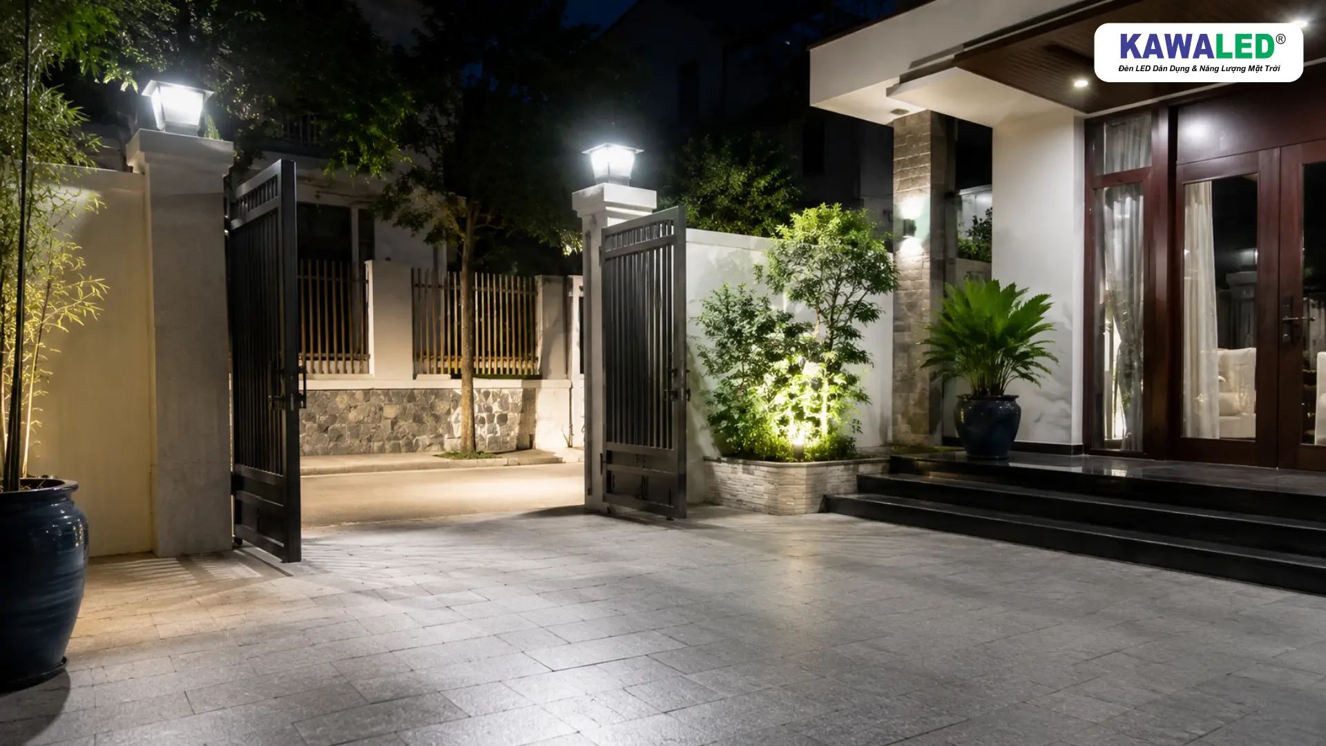 Đèn sân vườn dùng điện chiếu sáng cổng chính và sân trước nhà phố