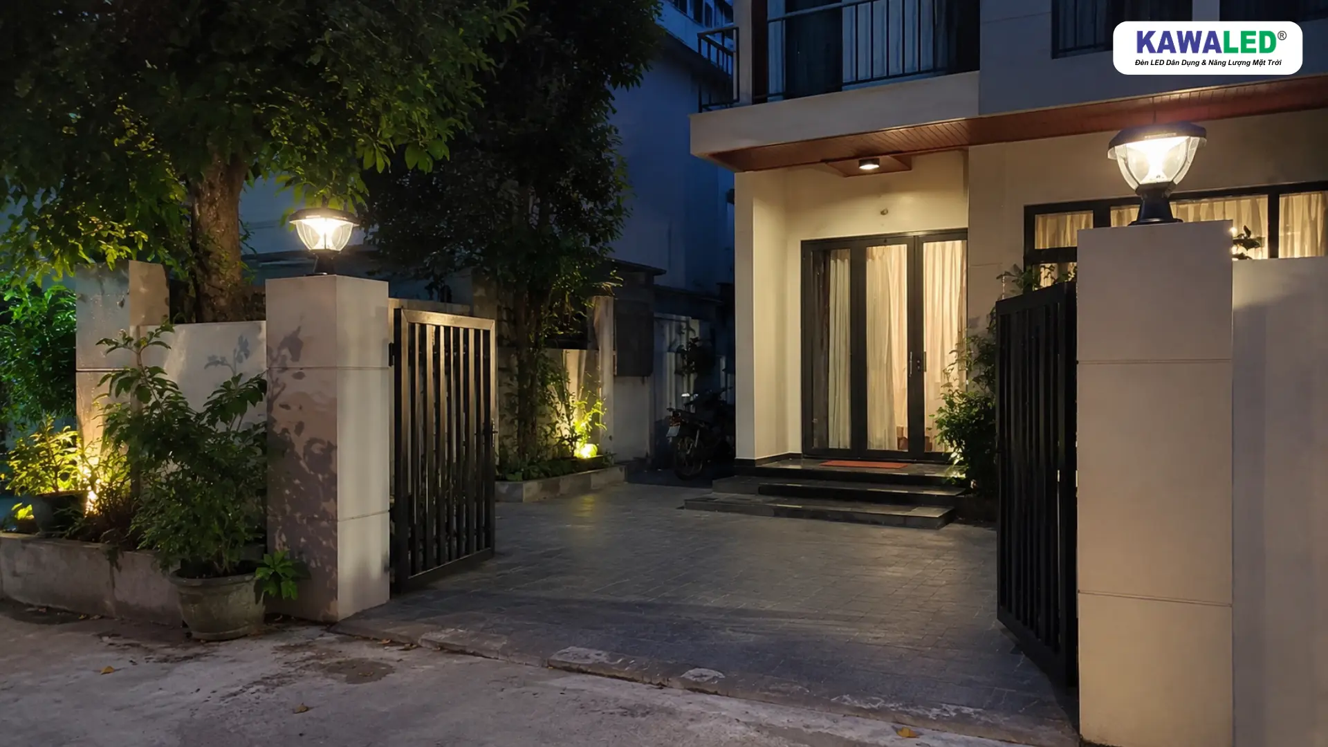Hai đèn trụ cổng năng lượng mặt trời KAWALED SGC1-3M chiếu sáng nhẹ tại cổng nhà phố