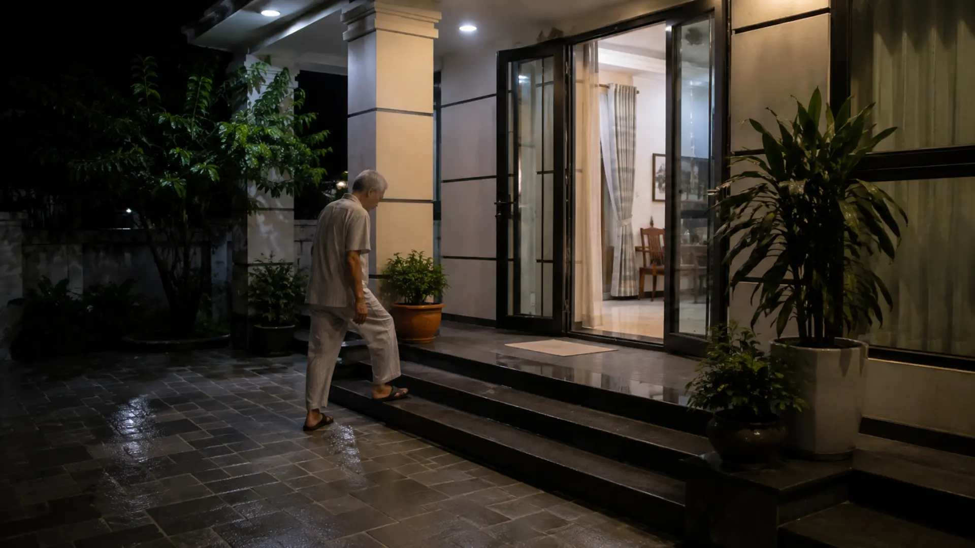 Người cha lớn tuổi bước lên bậc tam cấp được chiếu sáng rõ mép bậc