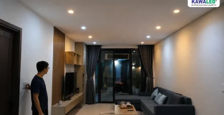 Phòng khách lắp đèn LED âm trần 3 chế độ nhưng các đèn phát ánh sáng trắng và vàng không đồng bộ