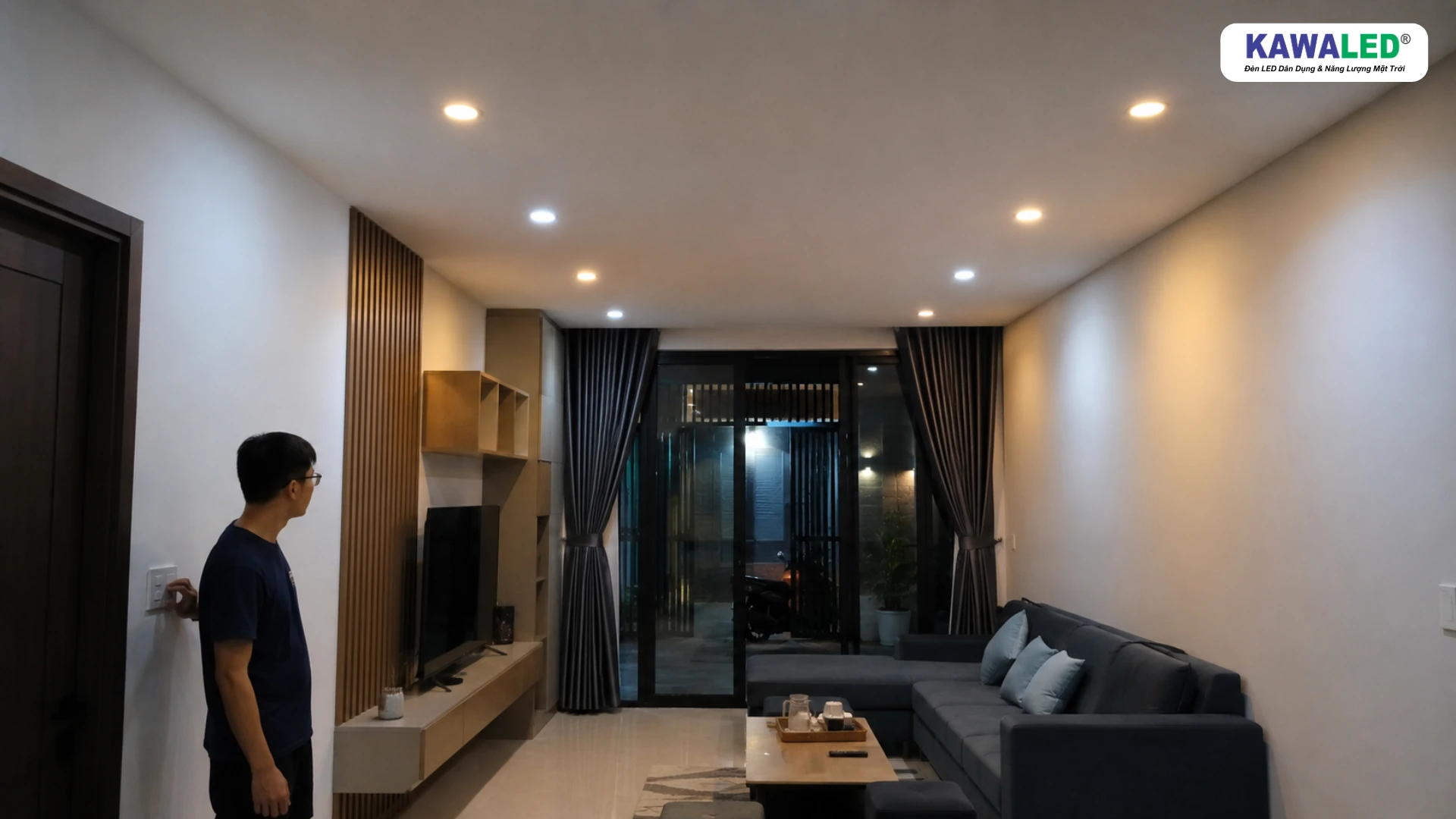 Phòng khách lắp đèn LED âm trần 3 chế độ nhưng các đèn phát ánh sáng trắng và vàng không đồng bộ