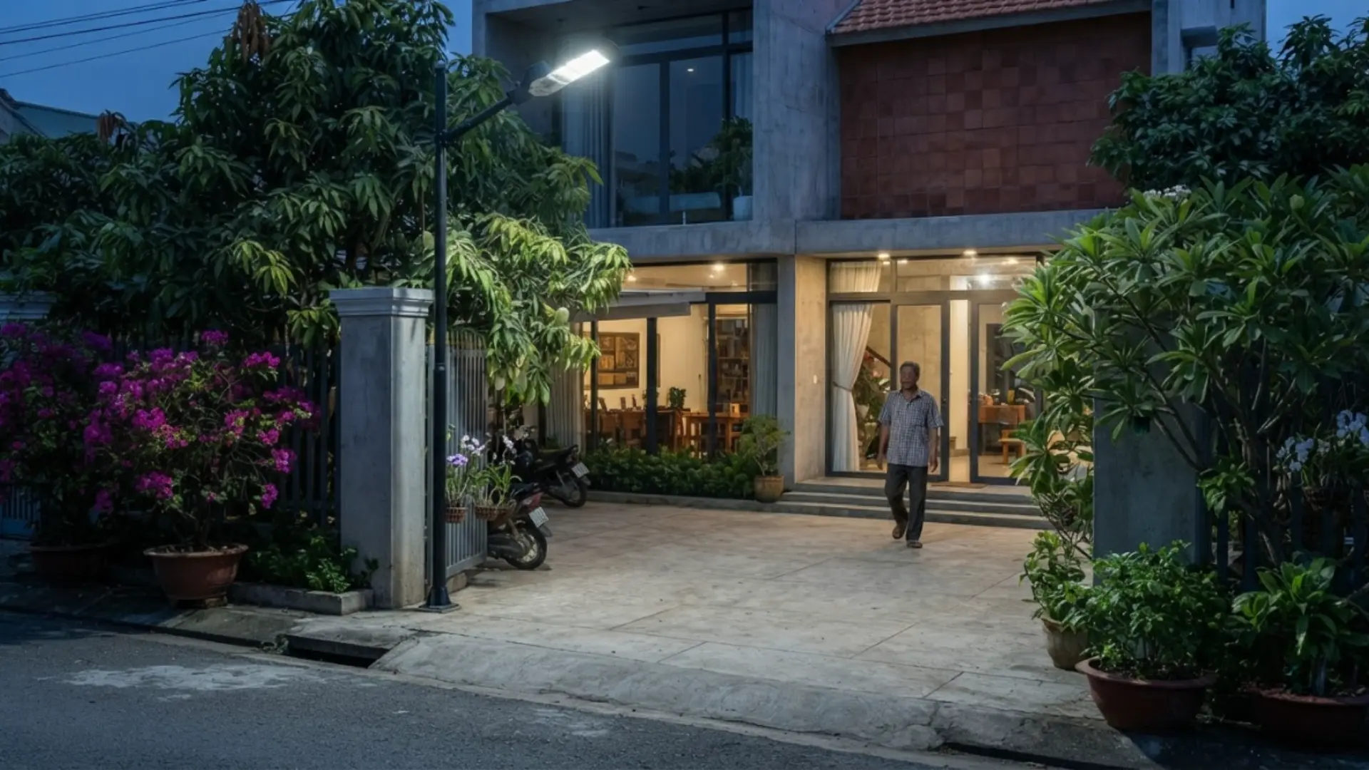 Đèn chiếu sáng sân vườn phủ sáng đều lối đi cho người lớn tuổi