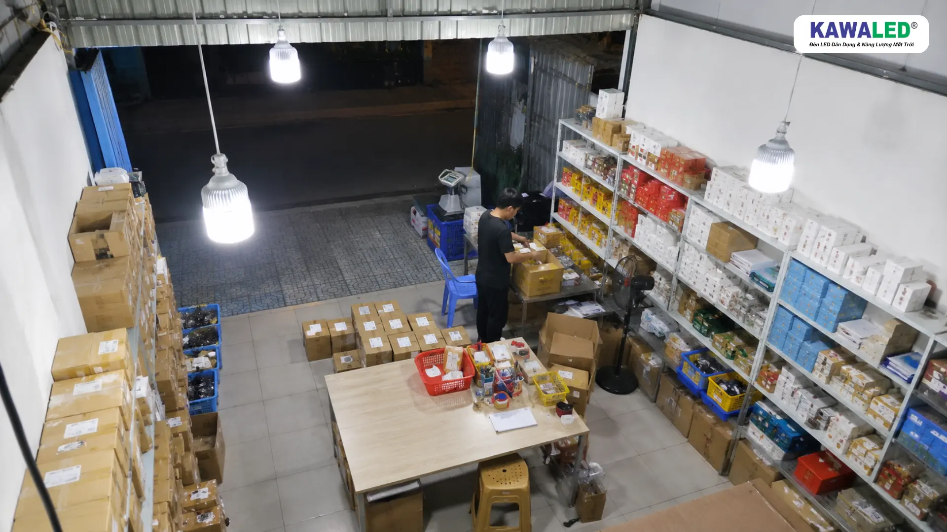 Đèn LED trụ 50W KAWALED chiếu sáng đồng đều kho hàng và bàn đóng gói