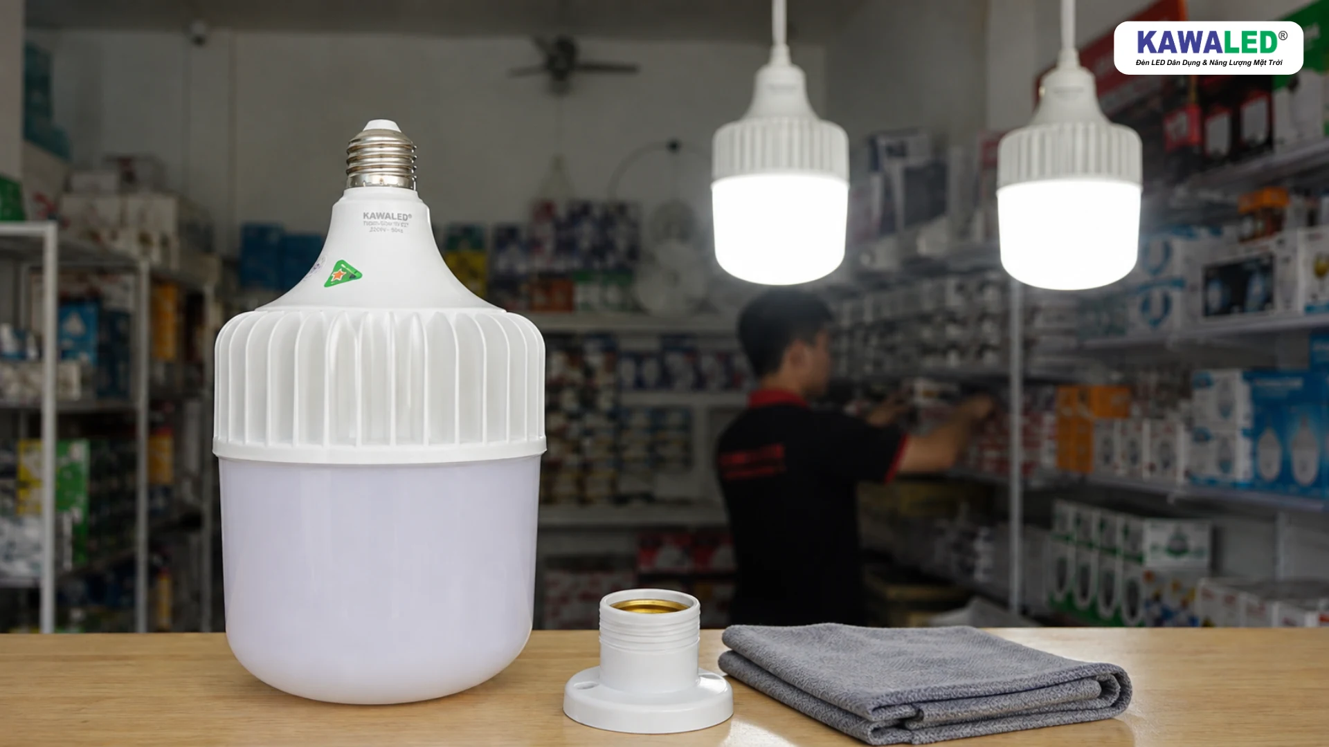 Đèn LED trụ KAWALED trưng bày kết hợp lắp đặt thực tế trong cửa hàng