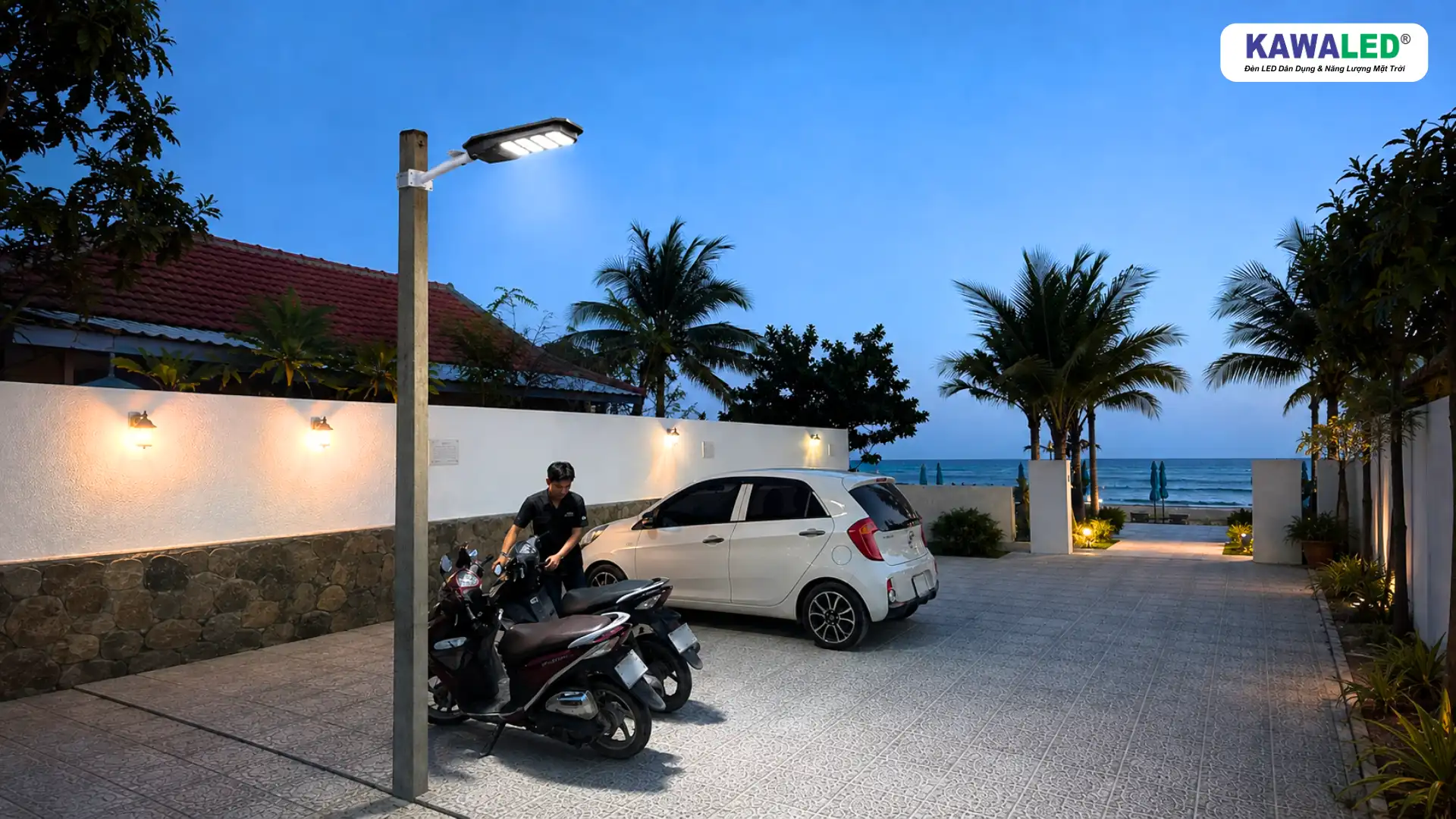 Đèn năng lượng mặt trời cảm biến chuyển động chiếu sáng bãi xe homestay ven biển