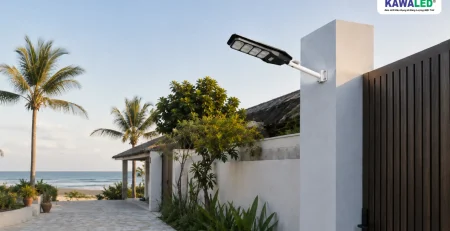 Đèn năng lượng mặt trời liền thể KAWALED MSL lắp tại cổng nhà ven biển Việt Nam