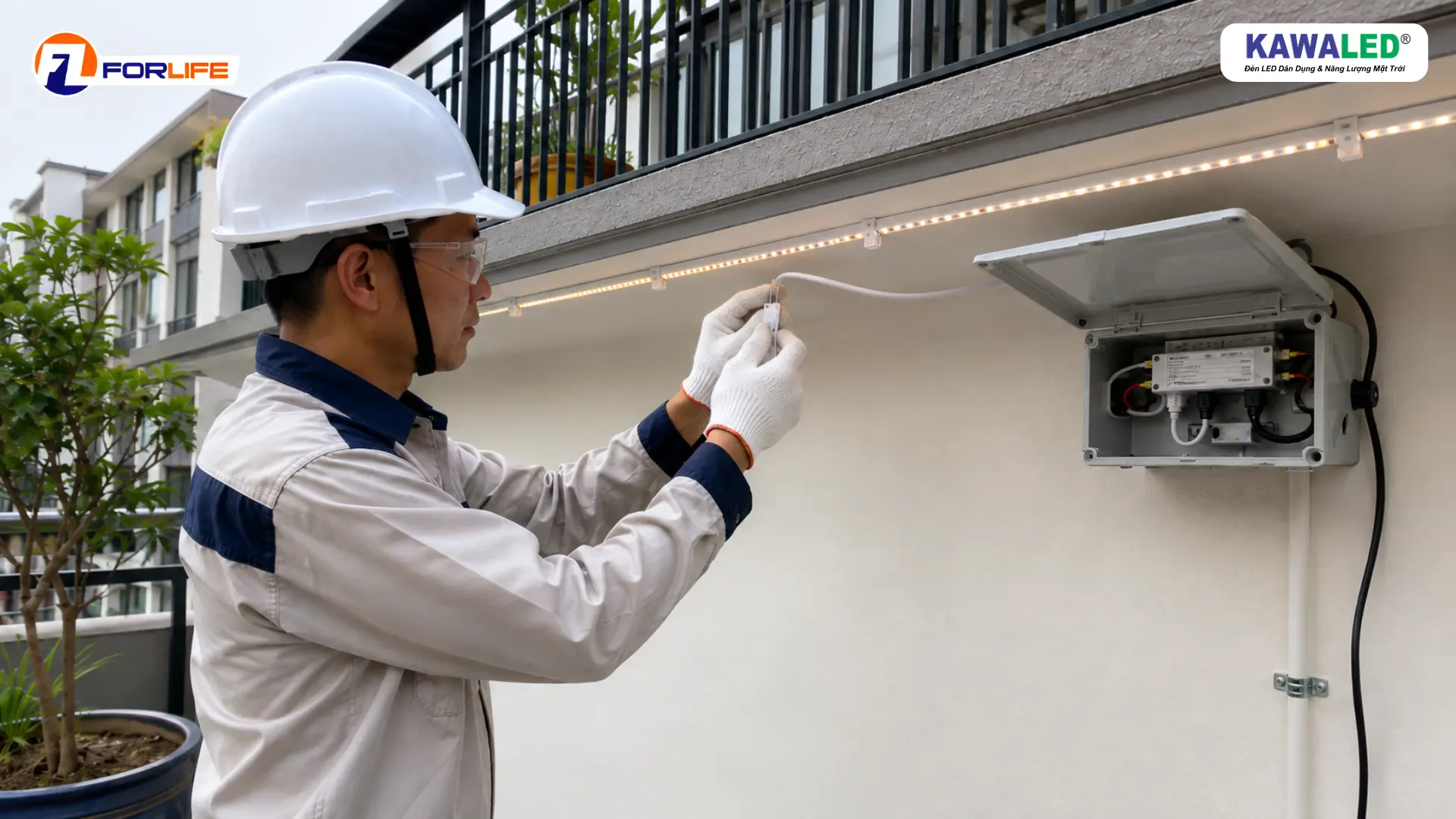 Kỹ thuật viên kiểm tra đầu nối và hệ thống đèn LED dây 220V dưới mái che