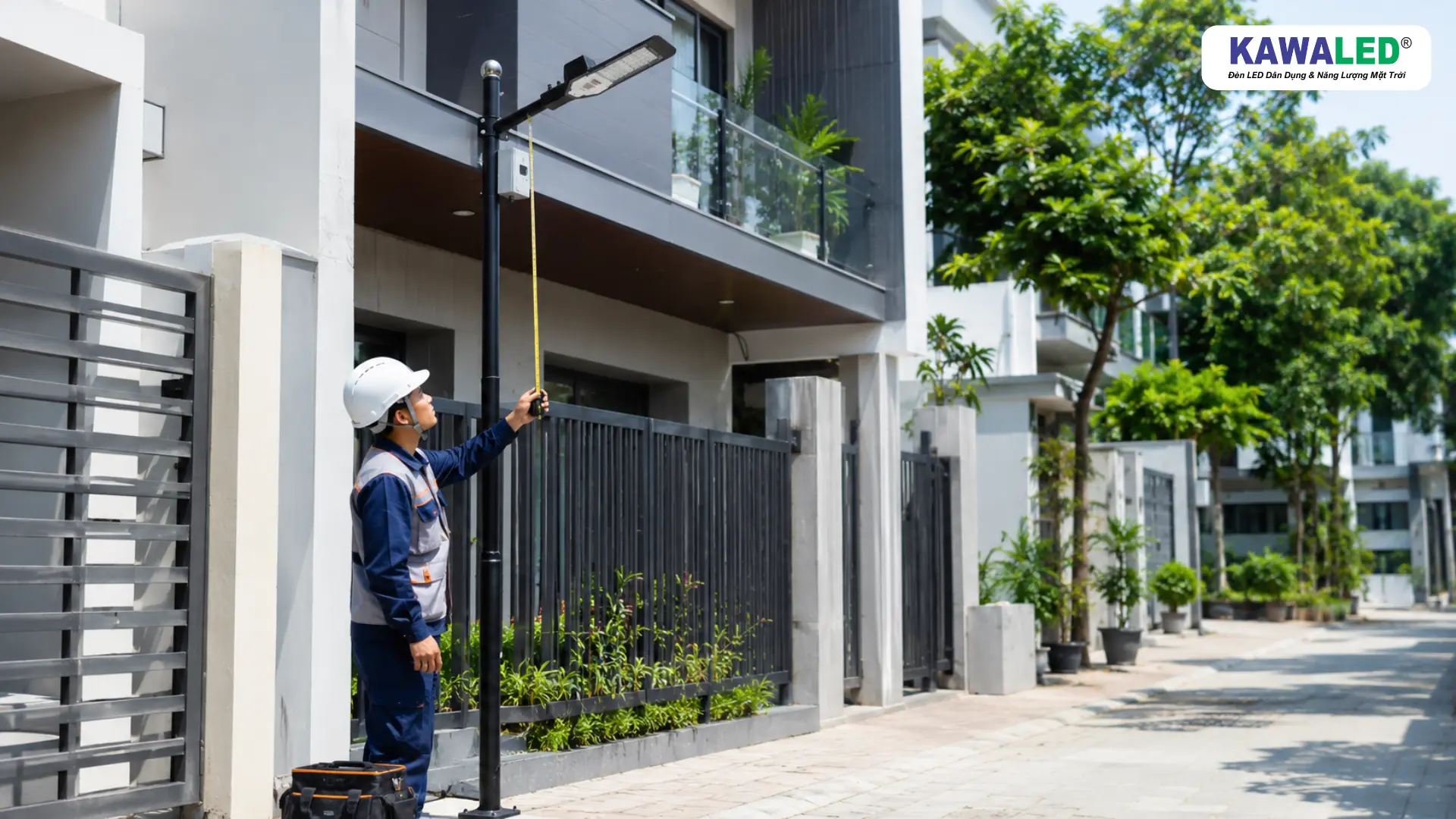 Kỹ thuật viên kiểm tra chiều cao và góc lắp đèn cảm biến ánh sáng ngoài trời