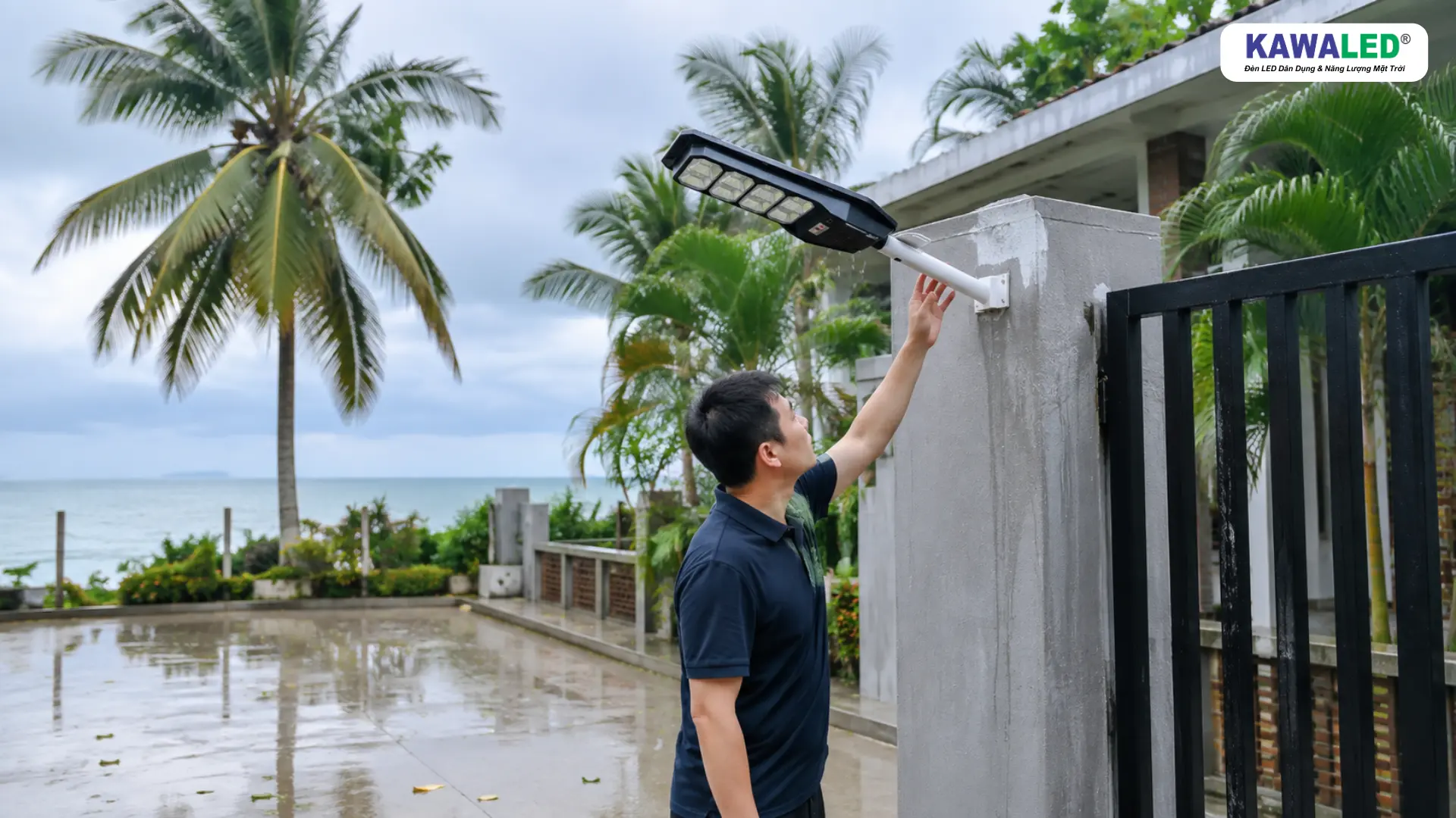 Người dùng kiểm tra tay đỡ đèn năng lượng mặt trời KAWALED MSL sau mưa tại khu vực ven biển