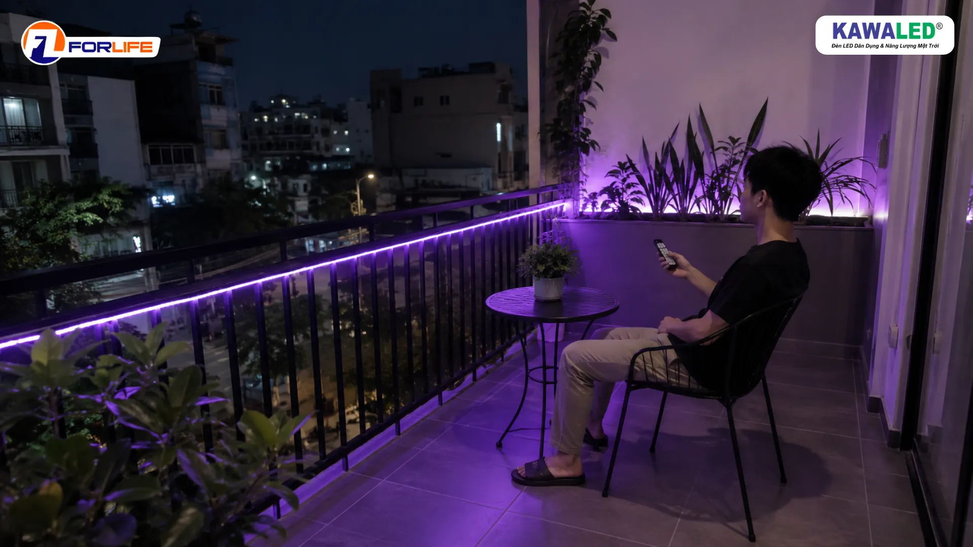LED dây RGB màu tím lắp dưới tay vịn ban công nhà phố vào buổi tối