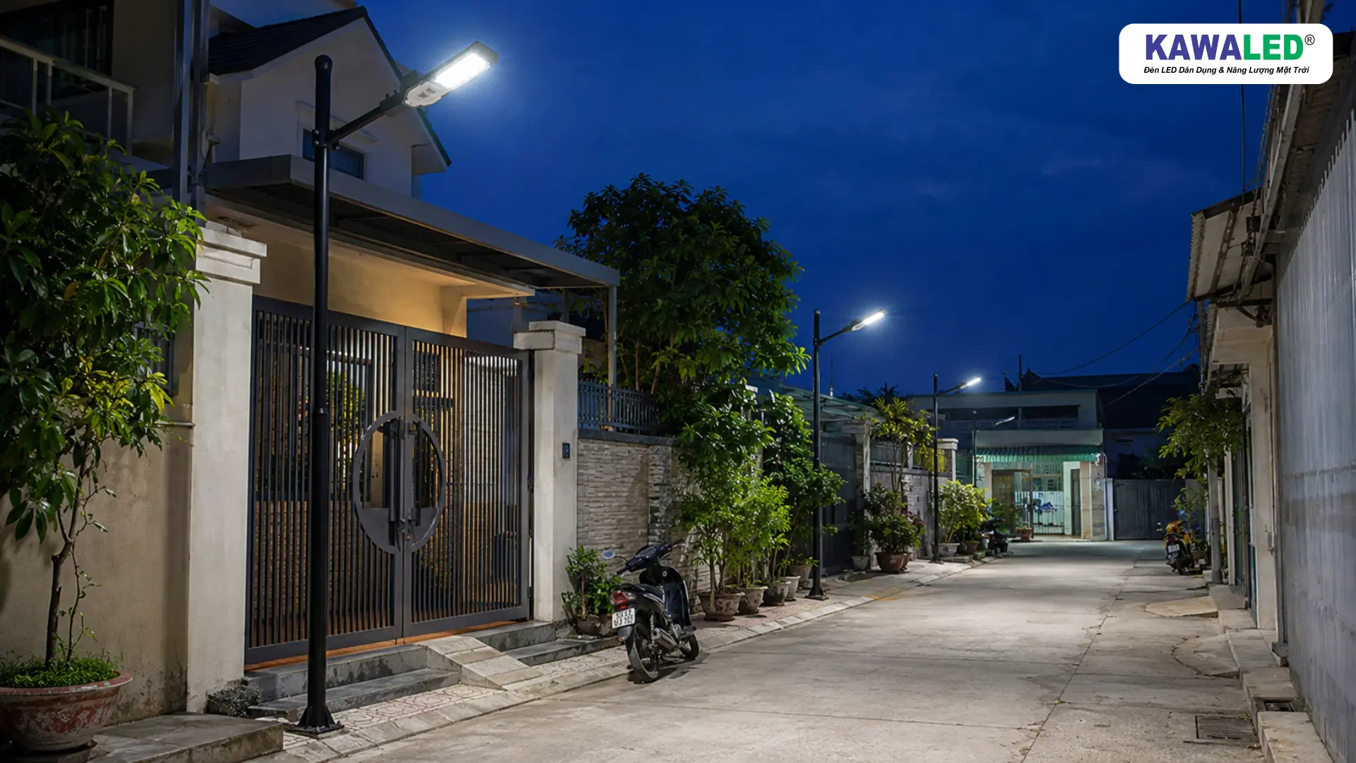 Đèn cảm biến ánh sáng chiếu sáng cổng nhà và đường nội bộ khu dân cư