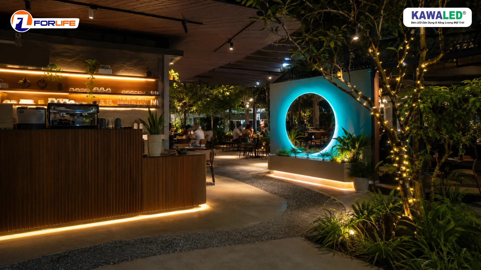 Đèn LED dây trang trí quầy café, gương check-in và cây xanh trong quán sân vườn