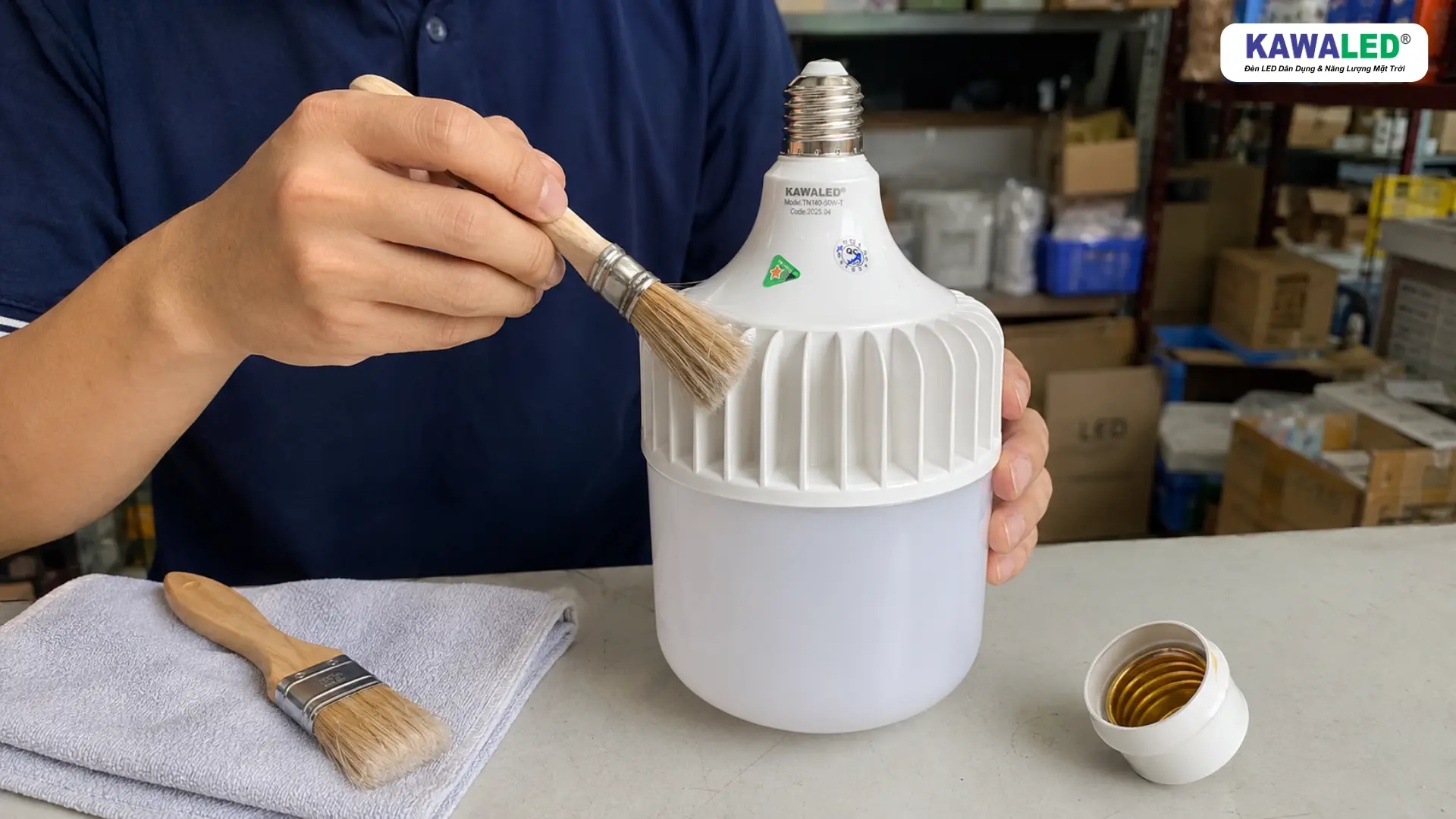 Vệ sinh cánh tản nhiệt đèn LED trụ KAWALED bằng chổi mềm