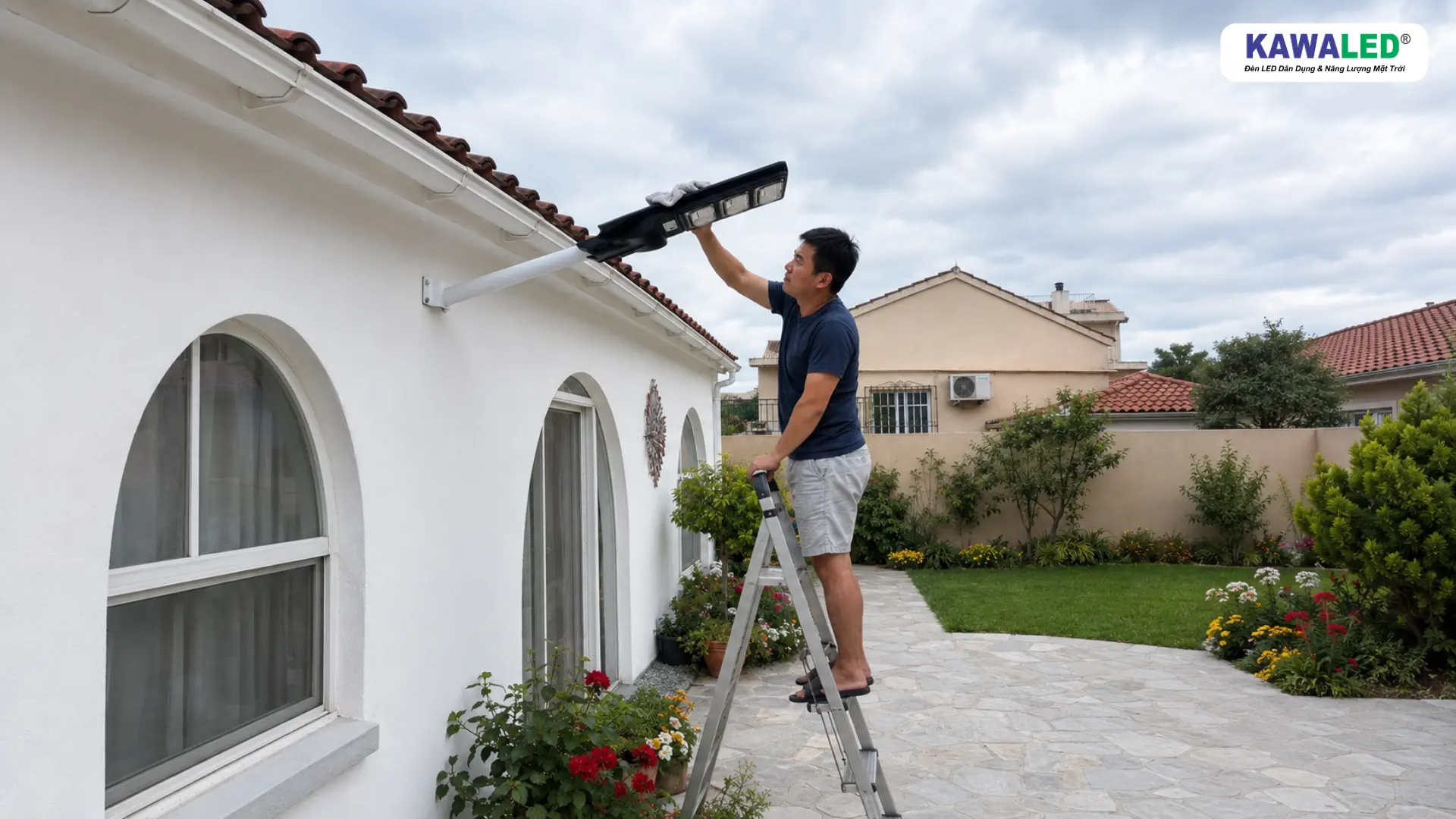 Người dùng vệ sinh tấm pin đèn năng lượng mặt trời bằng khăn mềm